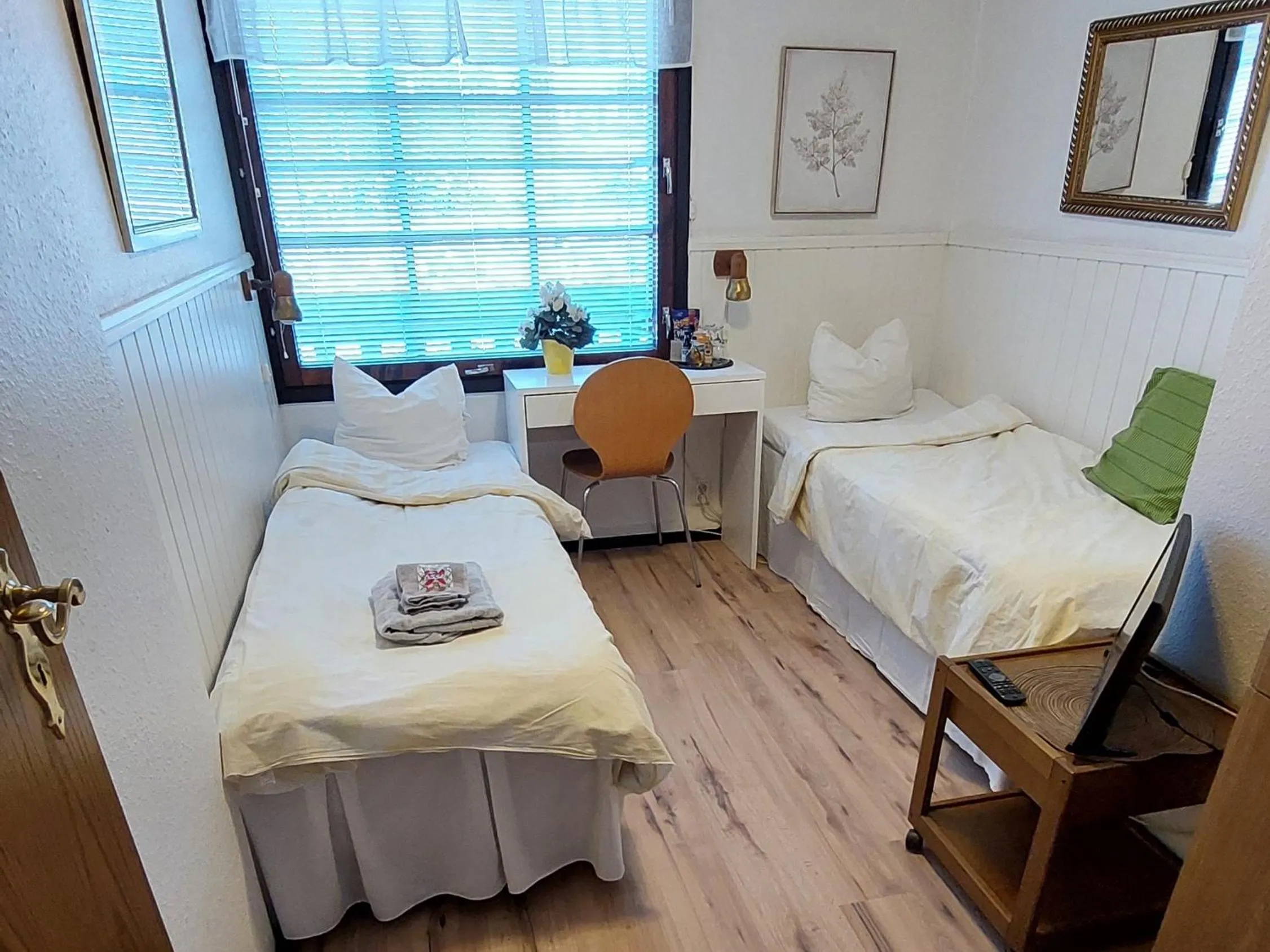 Bathroom, Bed in Cronin's Guesthouse Bed & Breakfast