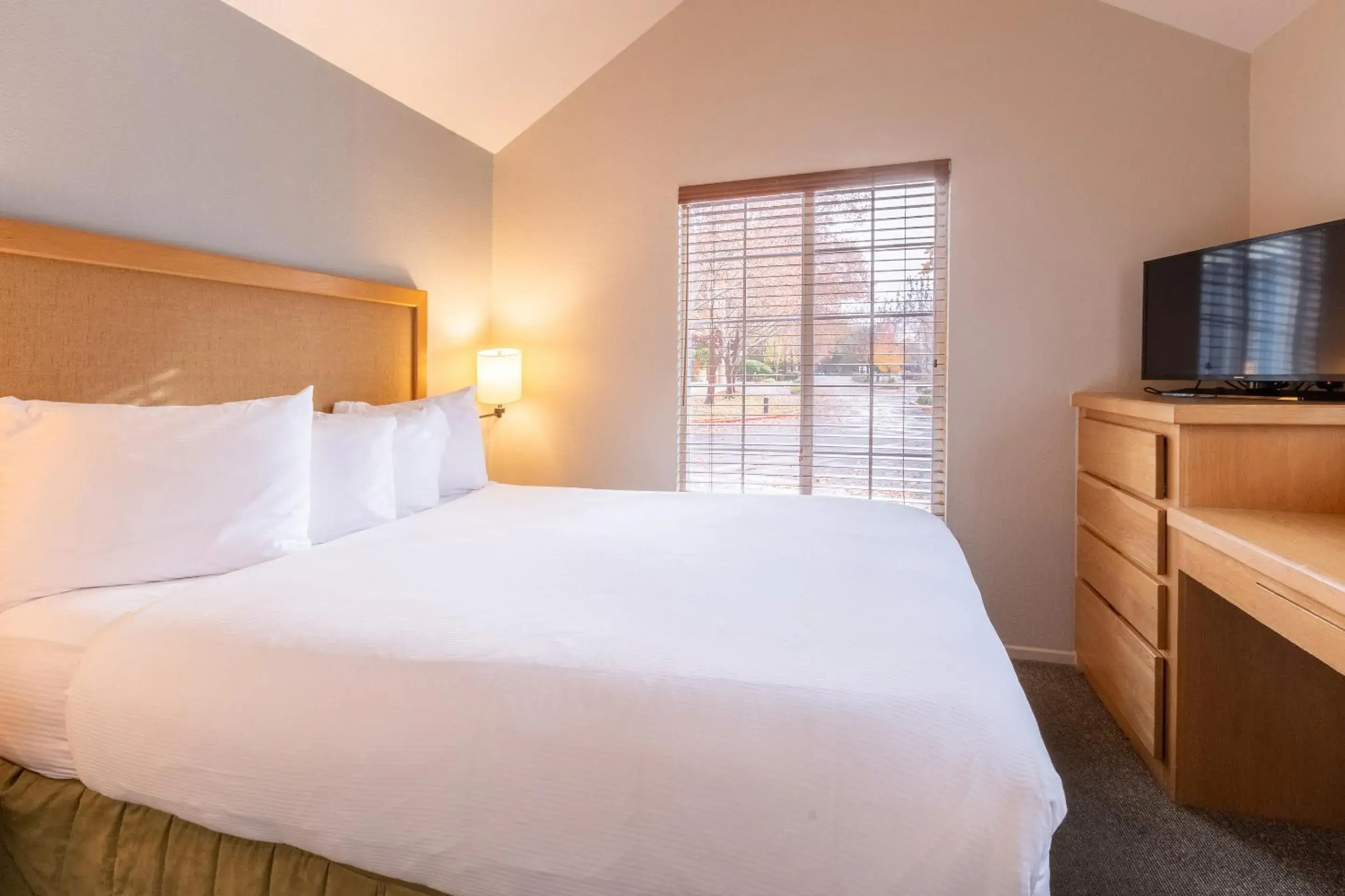 Bedroom, Bed in RiverPointe Napa Valley Resort Bedroom, Bed in RiverPointe Napa Valley Resort