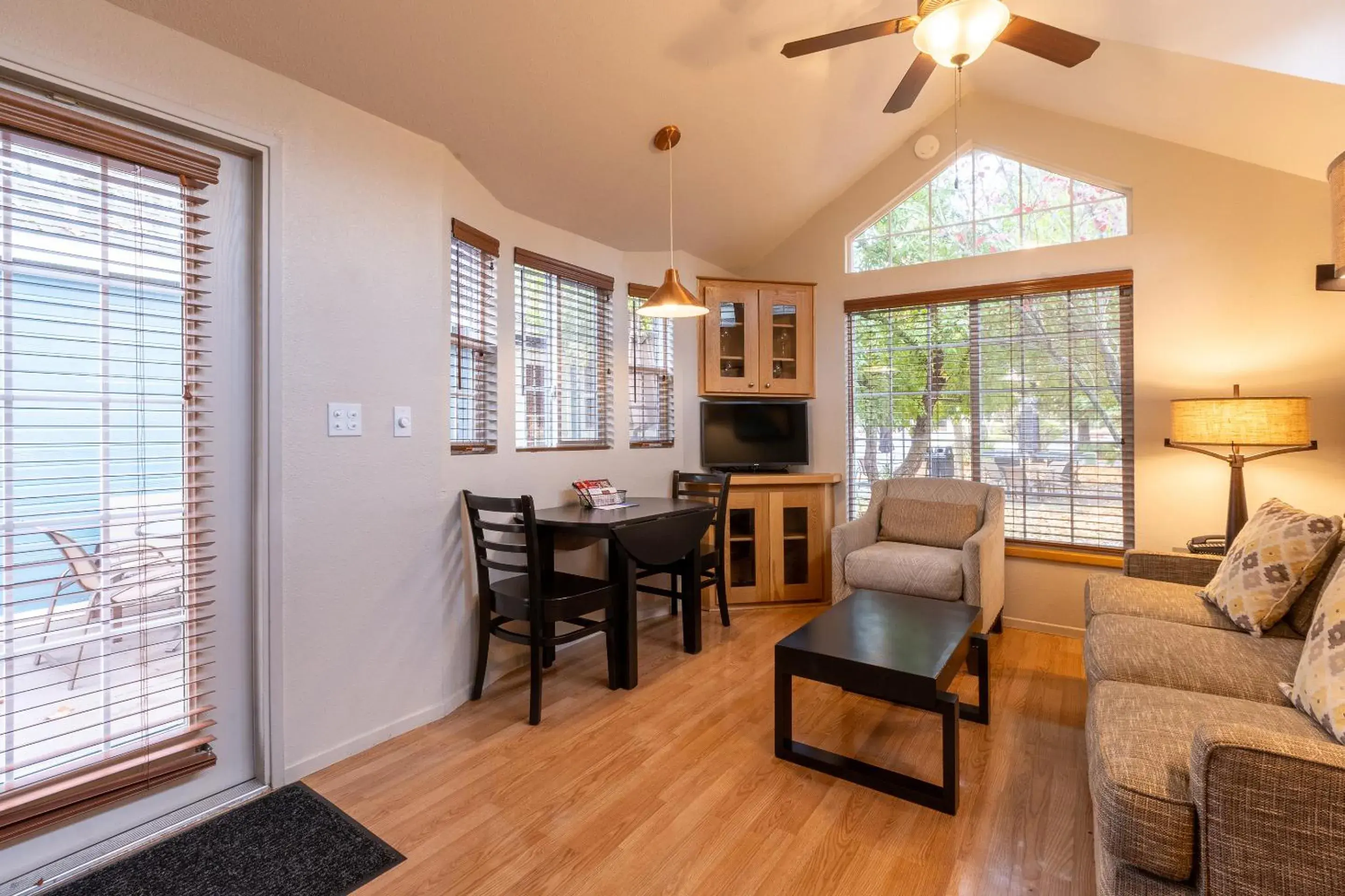 Living room in RiverPointe Napa Valley Resort Living room in RiverPointe Napa Valley Resort