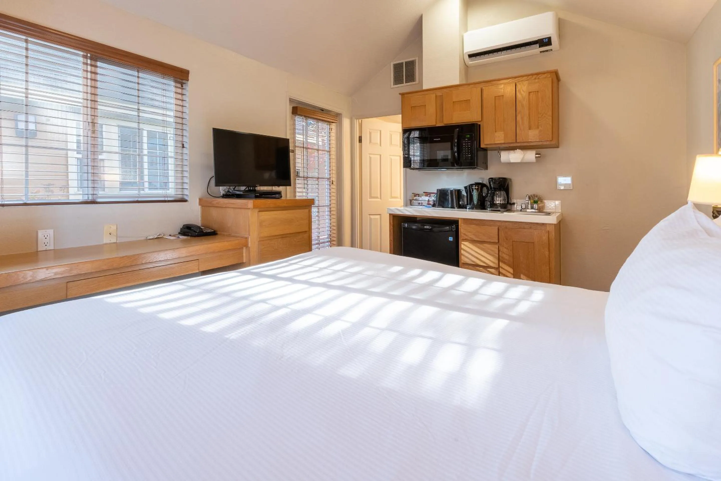 Kitchen or kitchenette, Bed in RiverPointe Napa Valley Resort