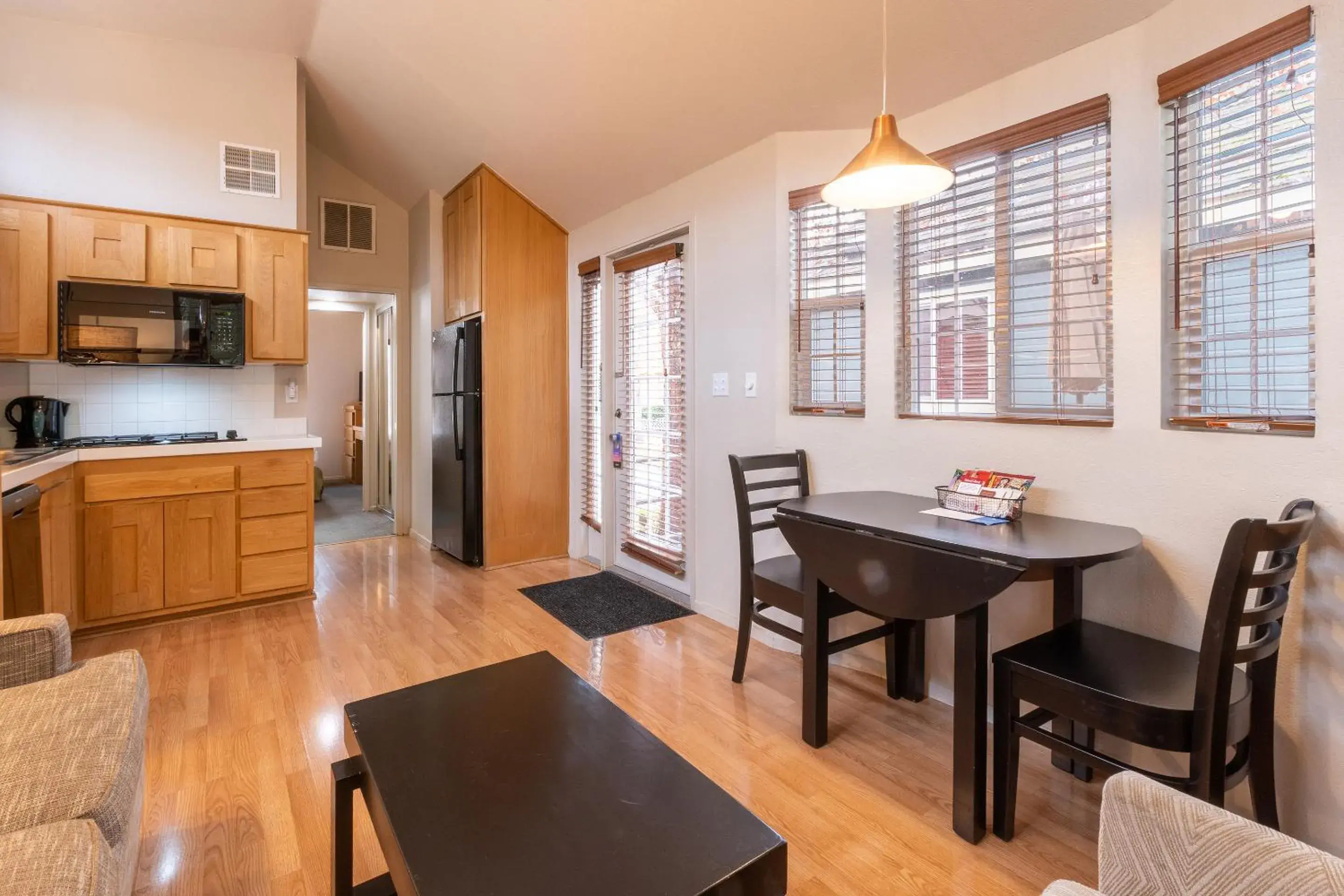 Dining area in RiverPointe Napa Valley Resort Dining area in RiverPointe Napa Valley Resort