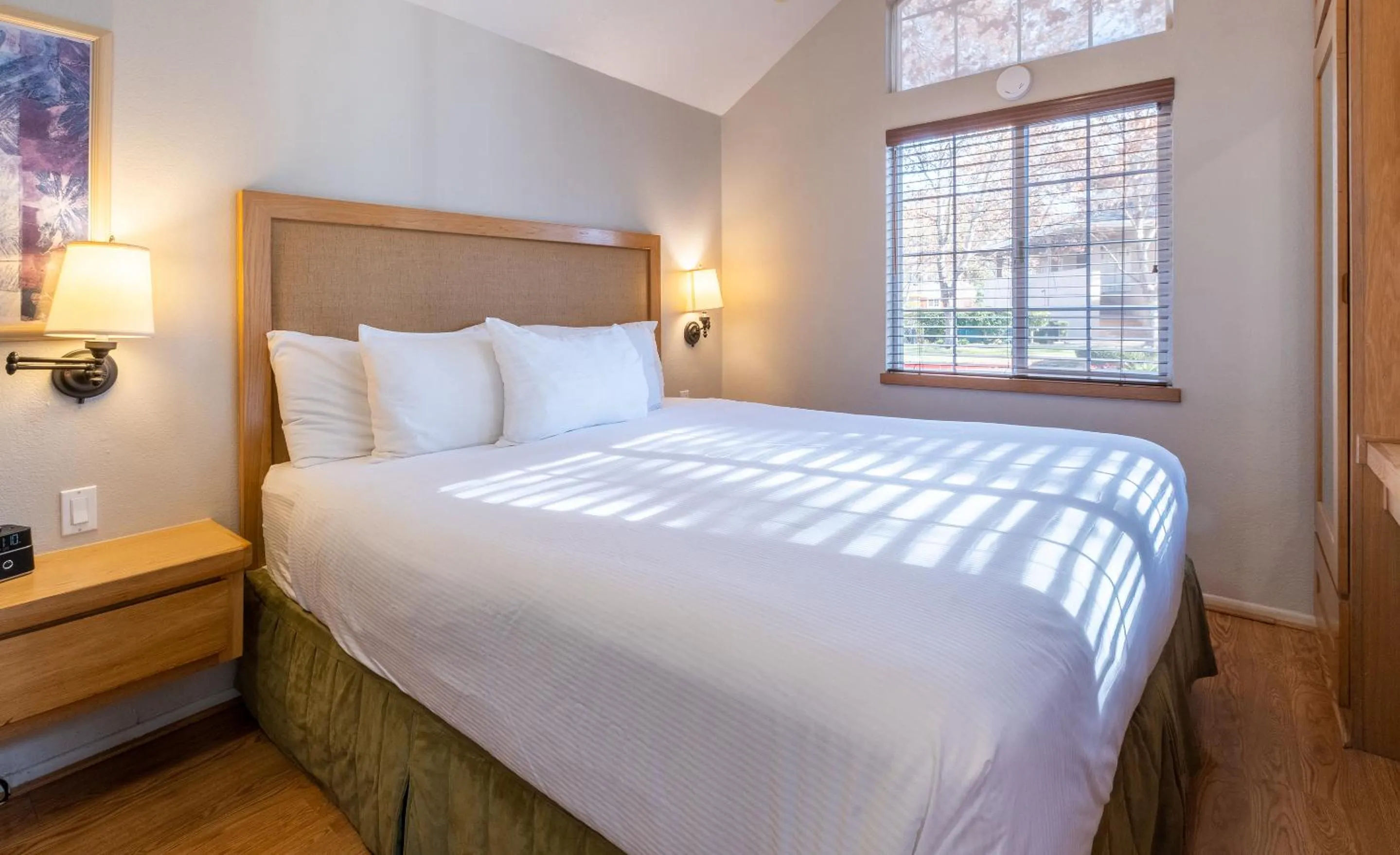 Bed in RiverPointe Napa Valley Resort