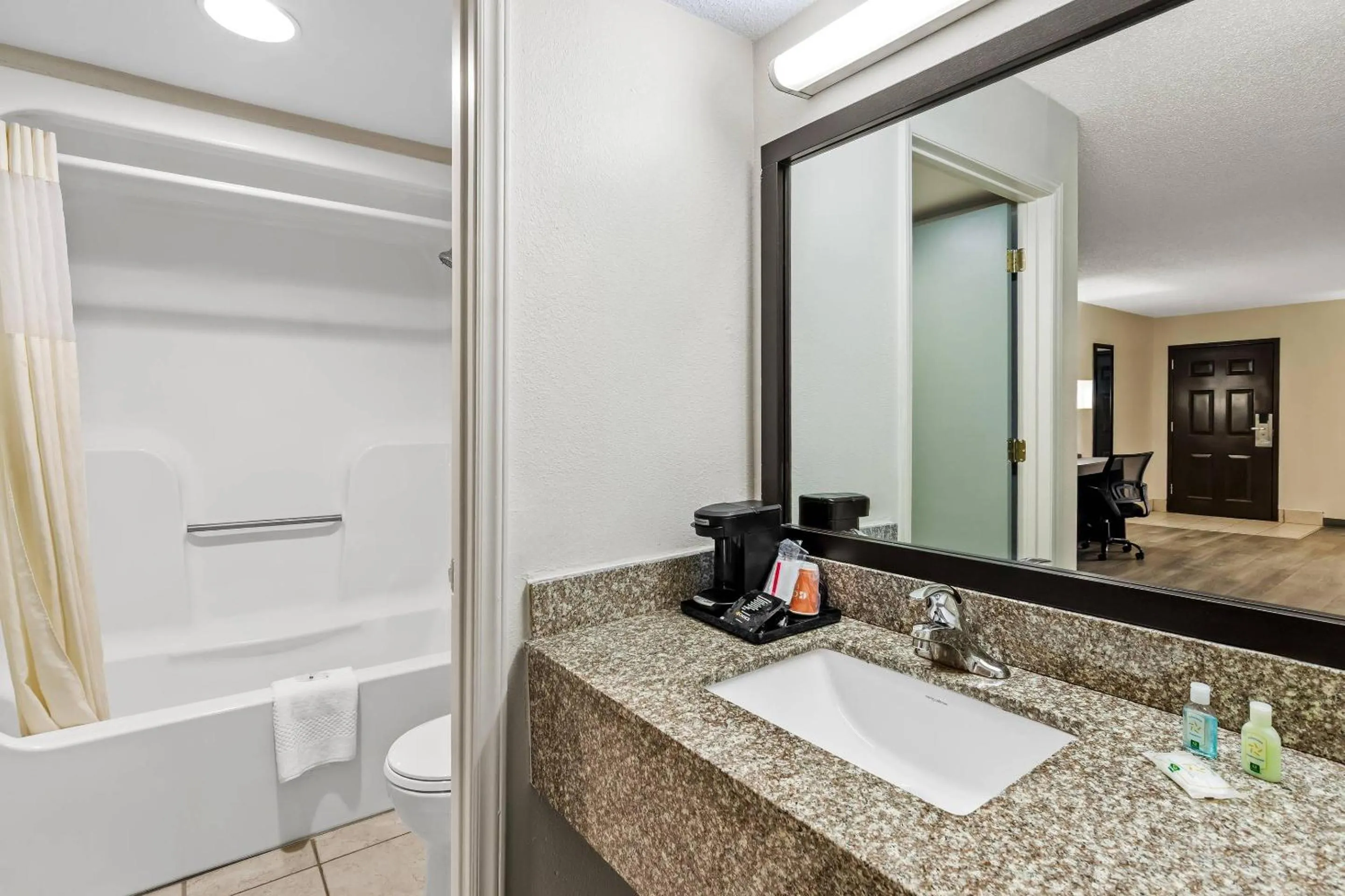 Bedroom in Quality Inn Hillsville