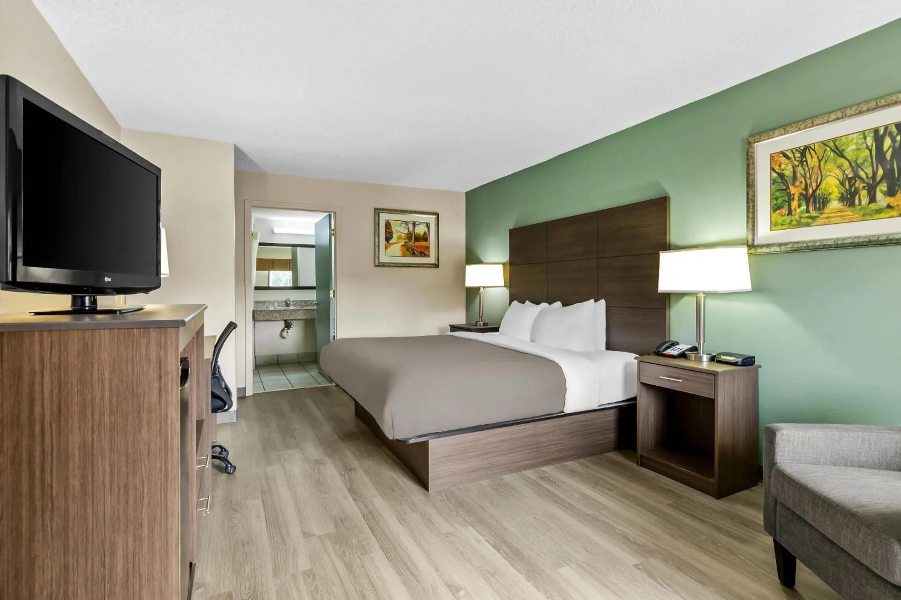 Bedroom, Bed in Quality Inn Hillsville