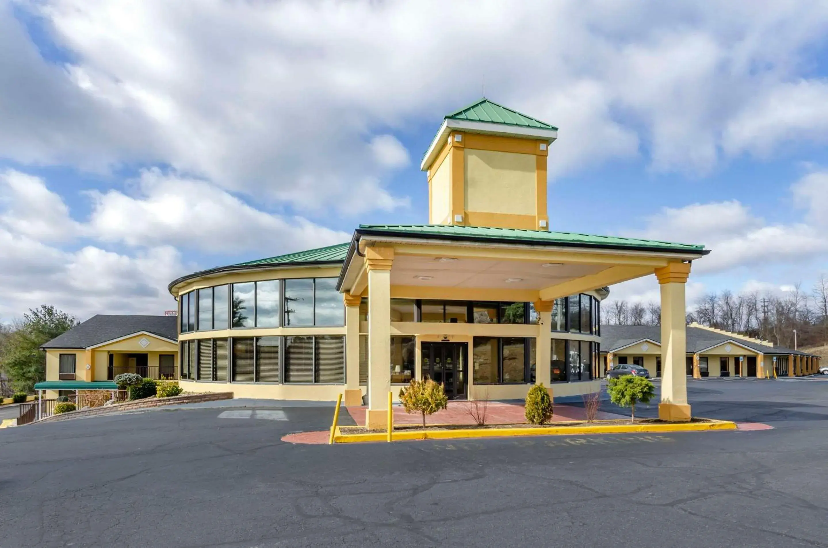 Property building in Quality Inn Hillsville Property building in Quality Inn Hillsville