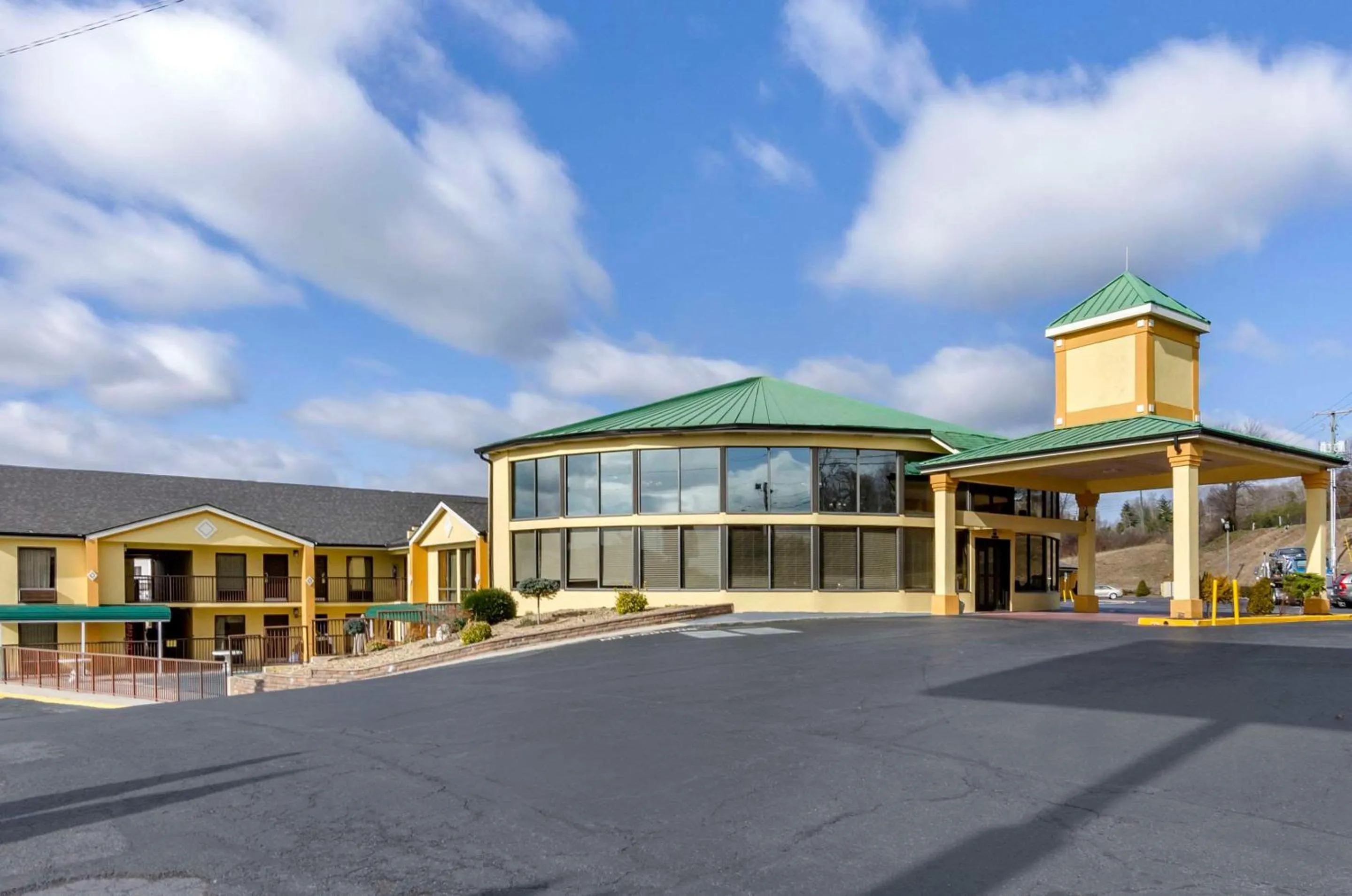 Property building in Quality Inn Hillsville