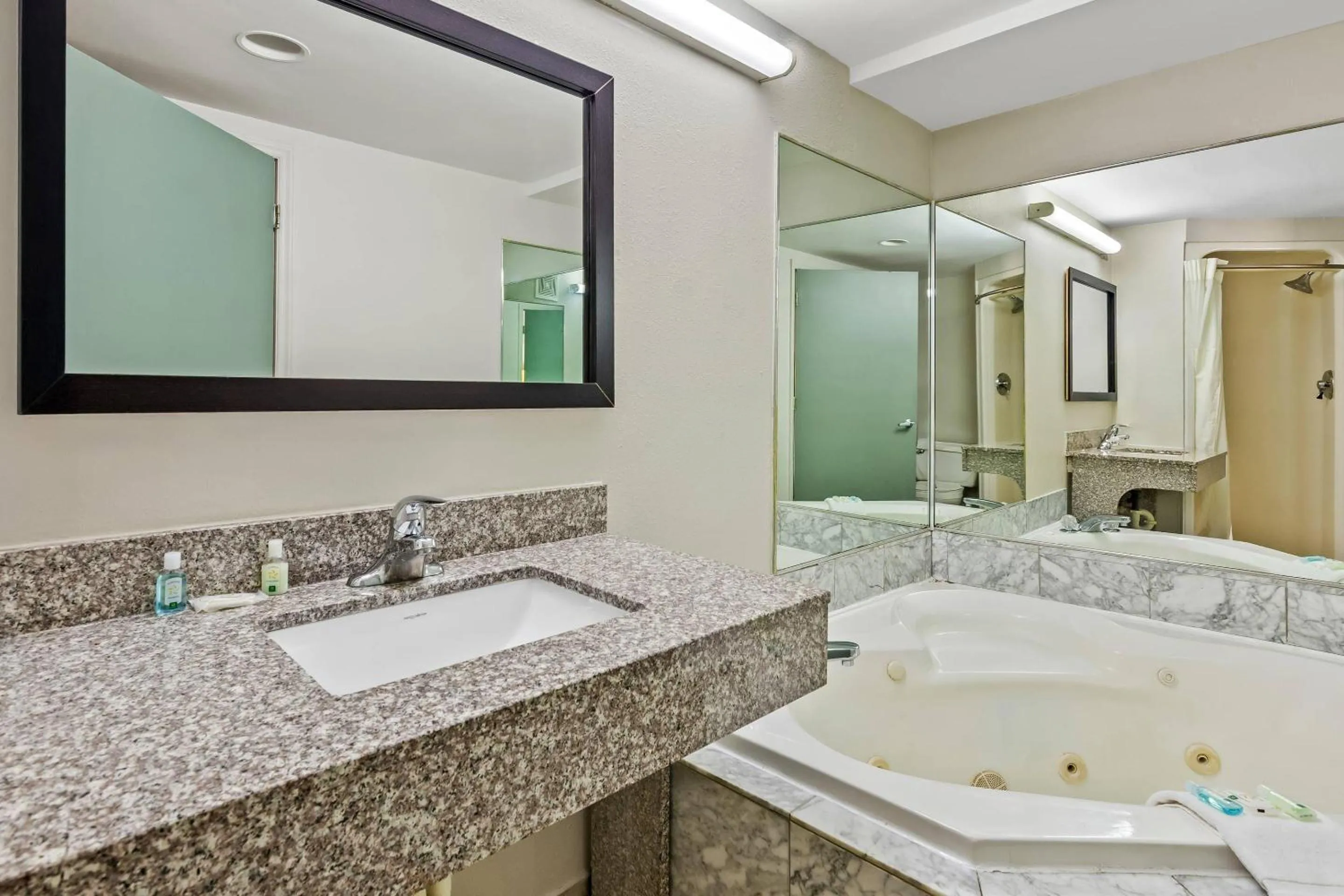 Bedroom in Quality Inn Hillsville