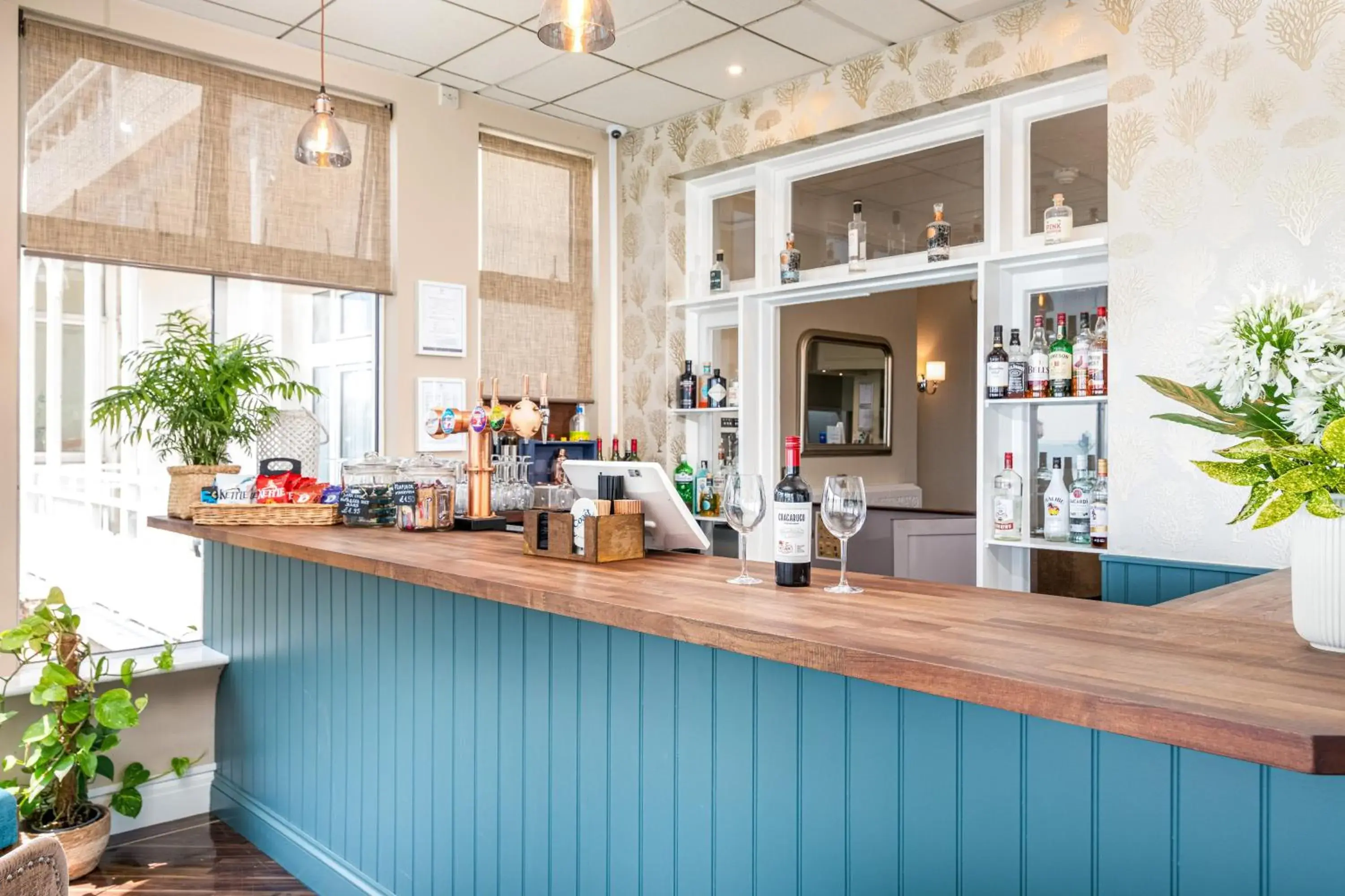 Lounge or bar in Ommaroo Hotel Lounge or bar in Ommaroo Hotel