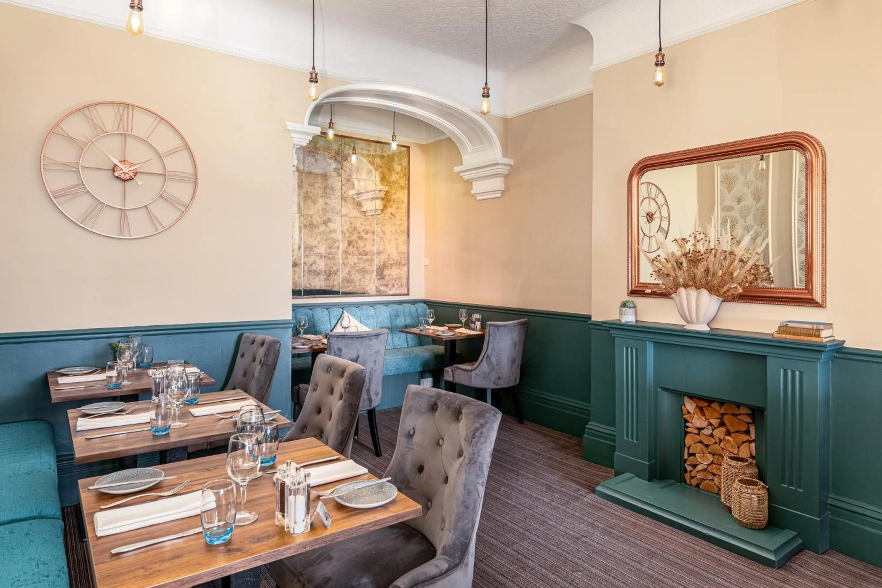 Restaurant/places to eat in Ommaroo Hotel