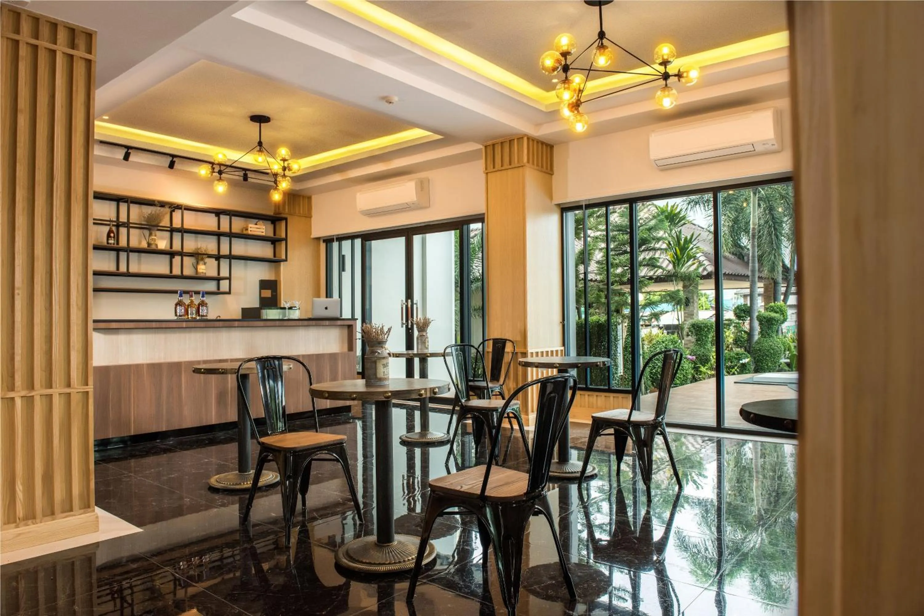 Lounge or bar in Golden Foyer Suvarnabhumi Airport Hotel