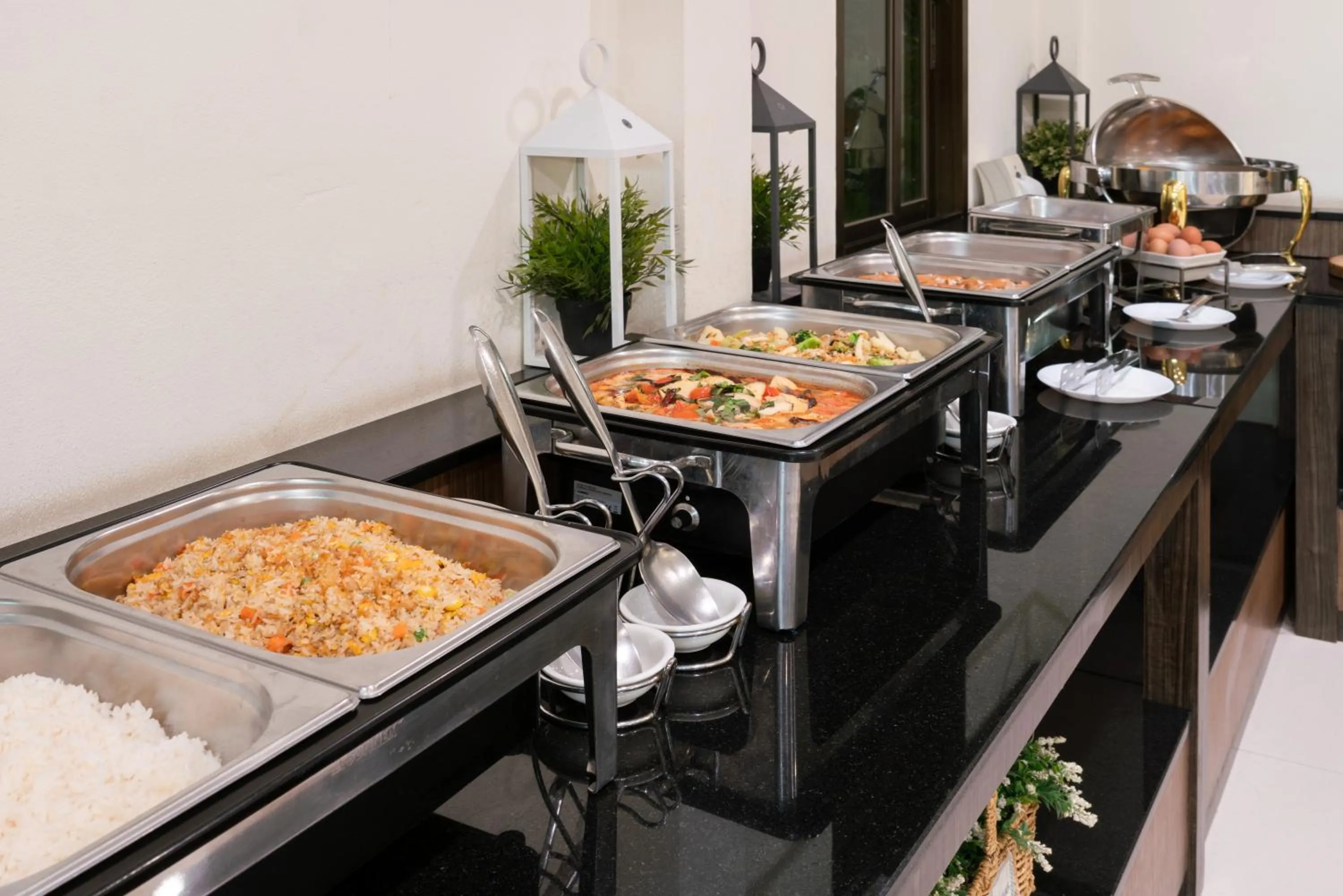 Buffet breakfast in Golden Foyer Suvarnabhumi Airport Hotel