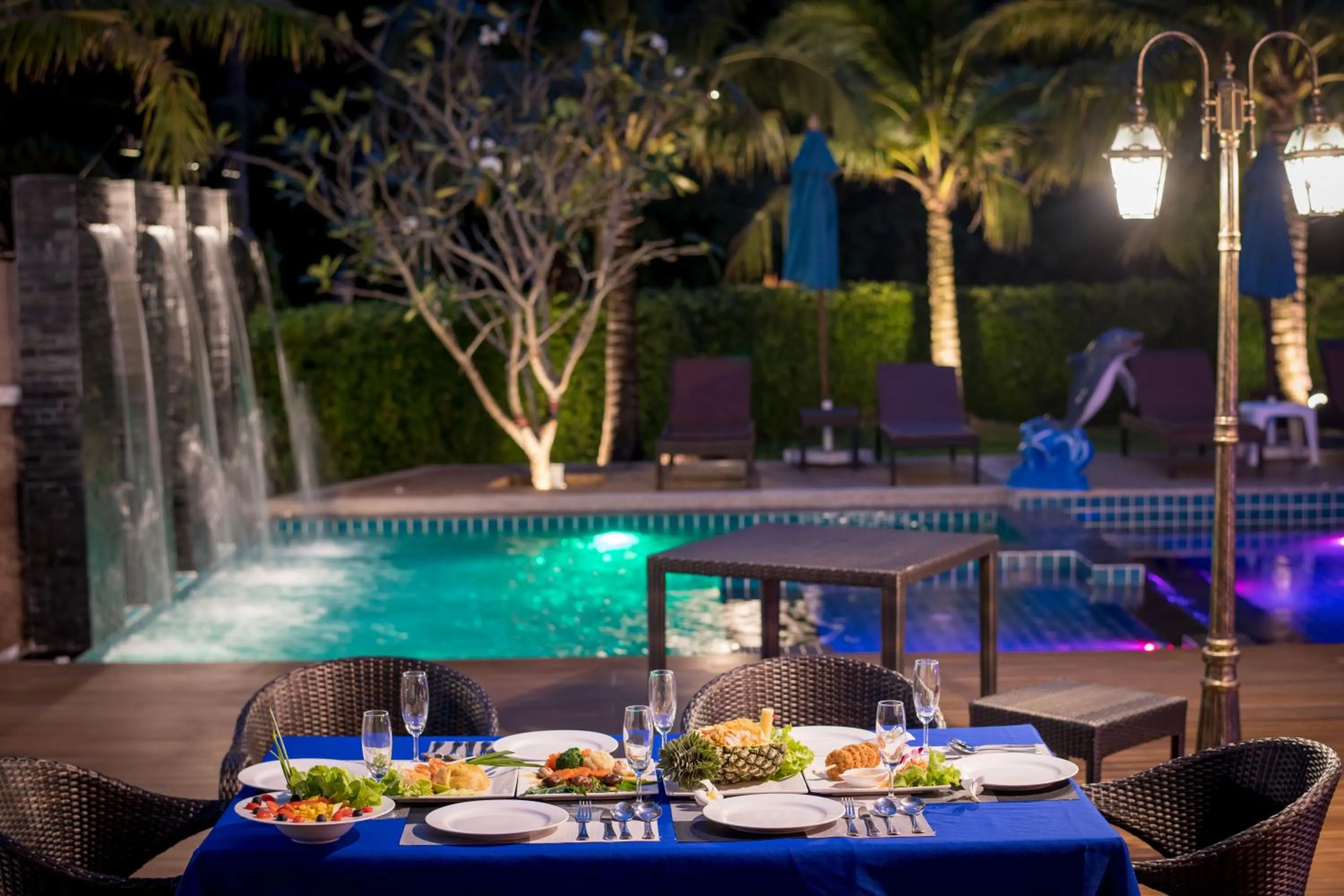 Restaurant/places to eat in River Front Krabi Hotel