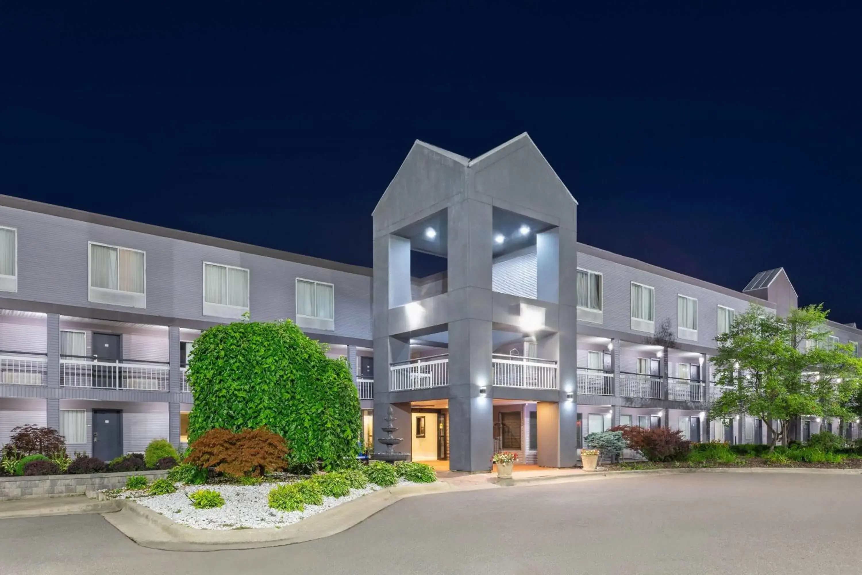 Property building in Howard Johnson by Wyndham Romulus Detroit Metro Airport Property building in Howard Johnson by Wyndham Romulus Detroit Metro Airport