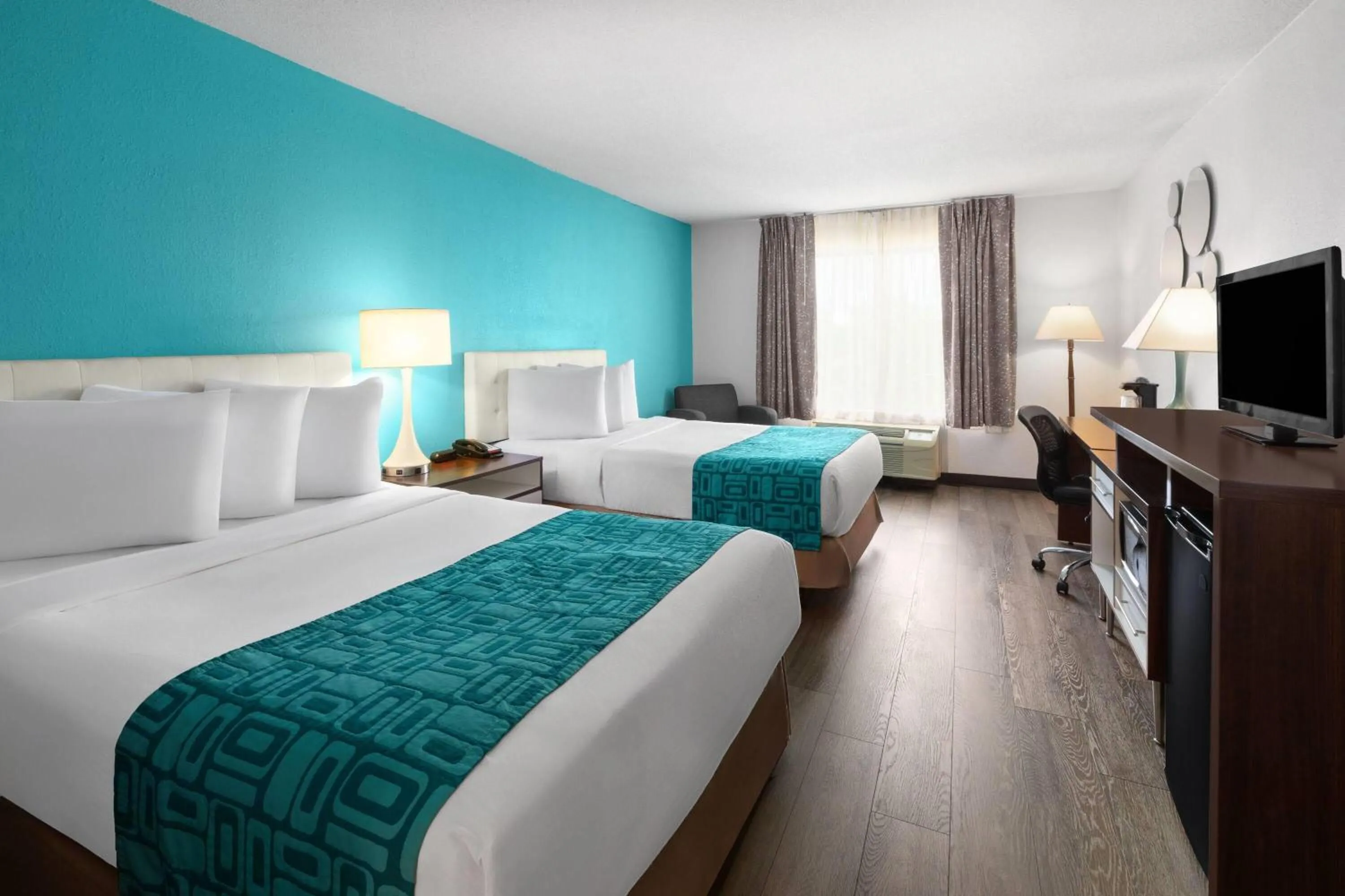 Photo of the whole room, Bed in Howard Johnson by Wyndham Romulus Detroit Metro Airport