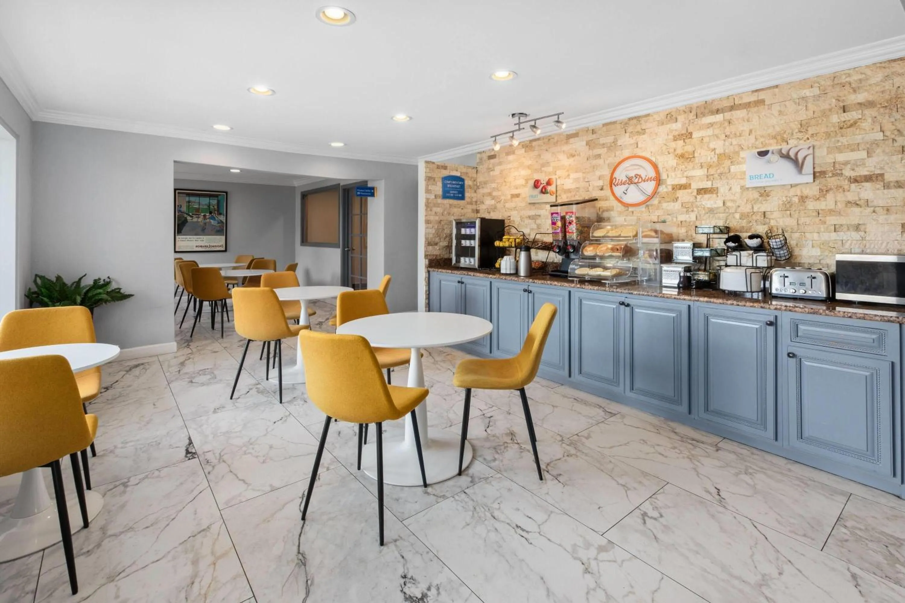 Breakfast in Howard Johnson by Wyndham Romulus Detroit Metro Airport