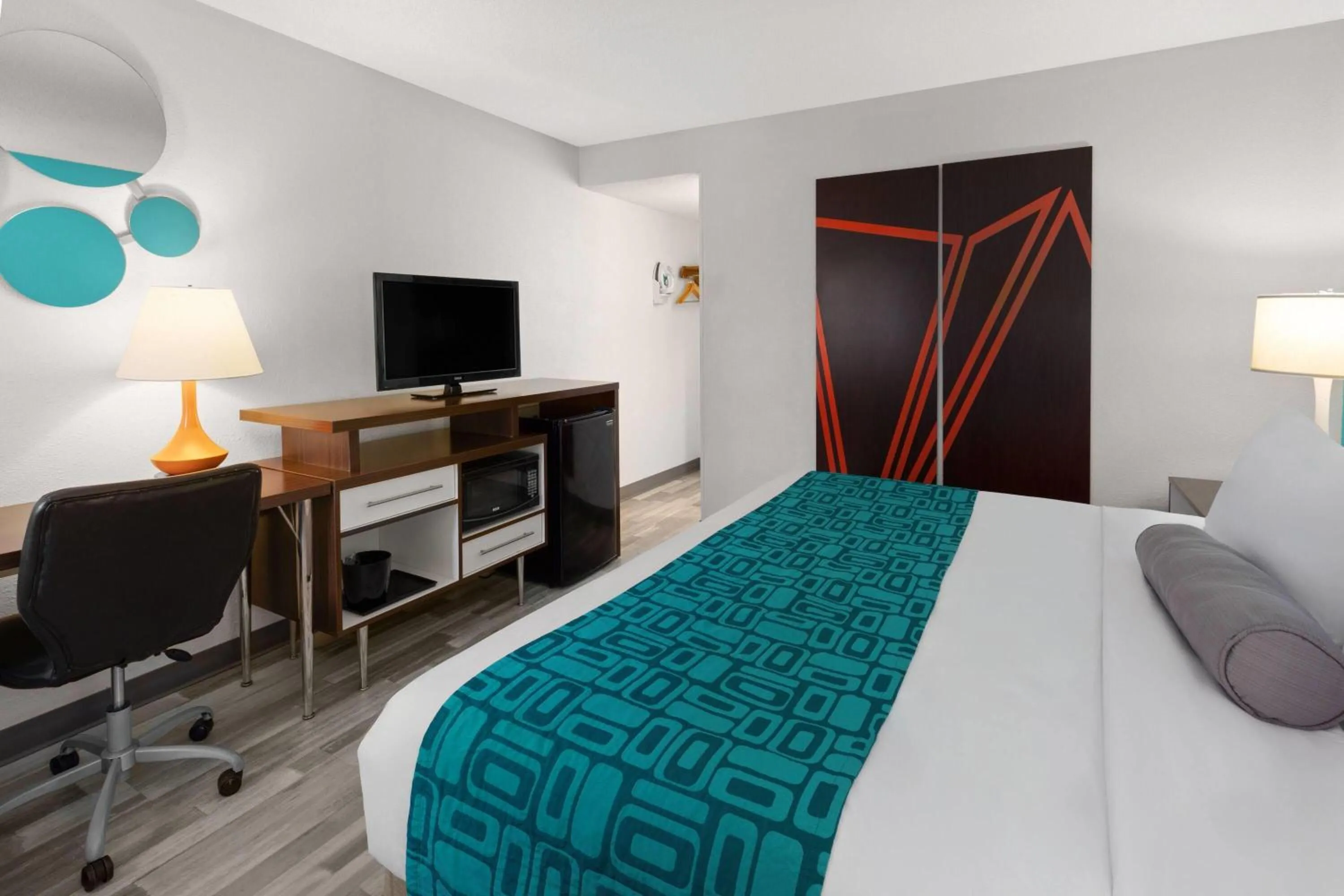 Photo of the whole room, Bed in Howard Johnson by Wyndham Romulus Detroit Metro Airport