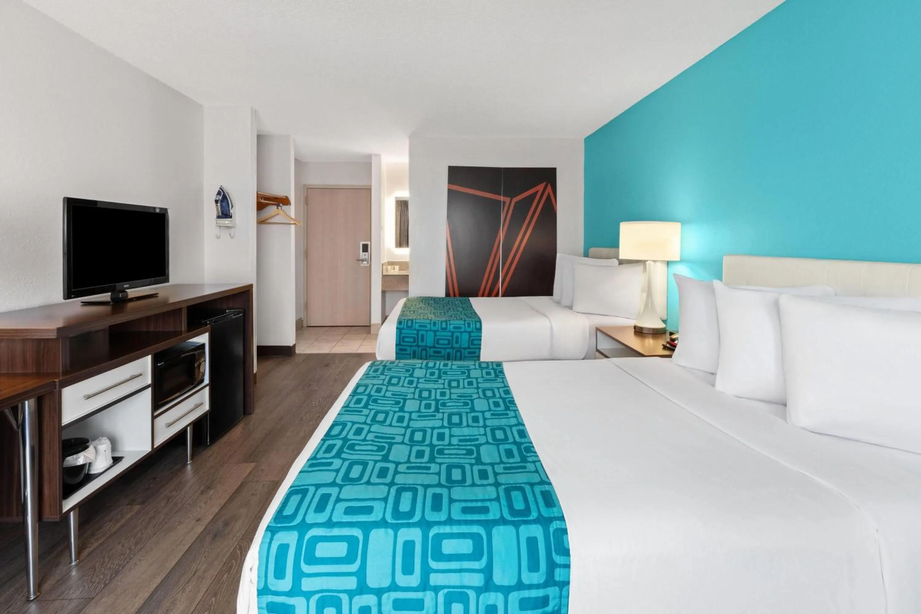 Photo of the whole room, Bed in Howard Johnson by Wyndham Romulus Detroit Metro Airport