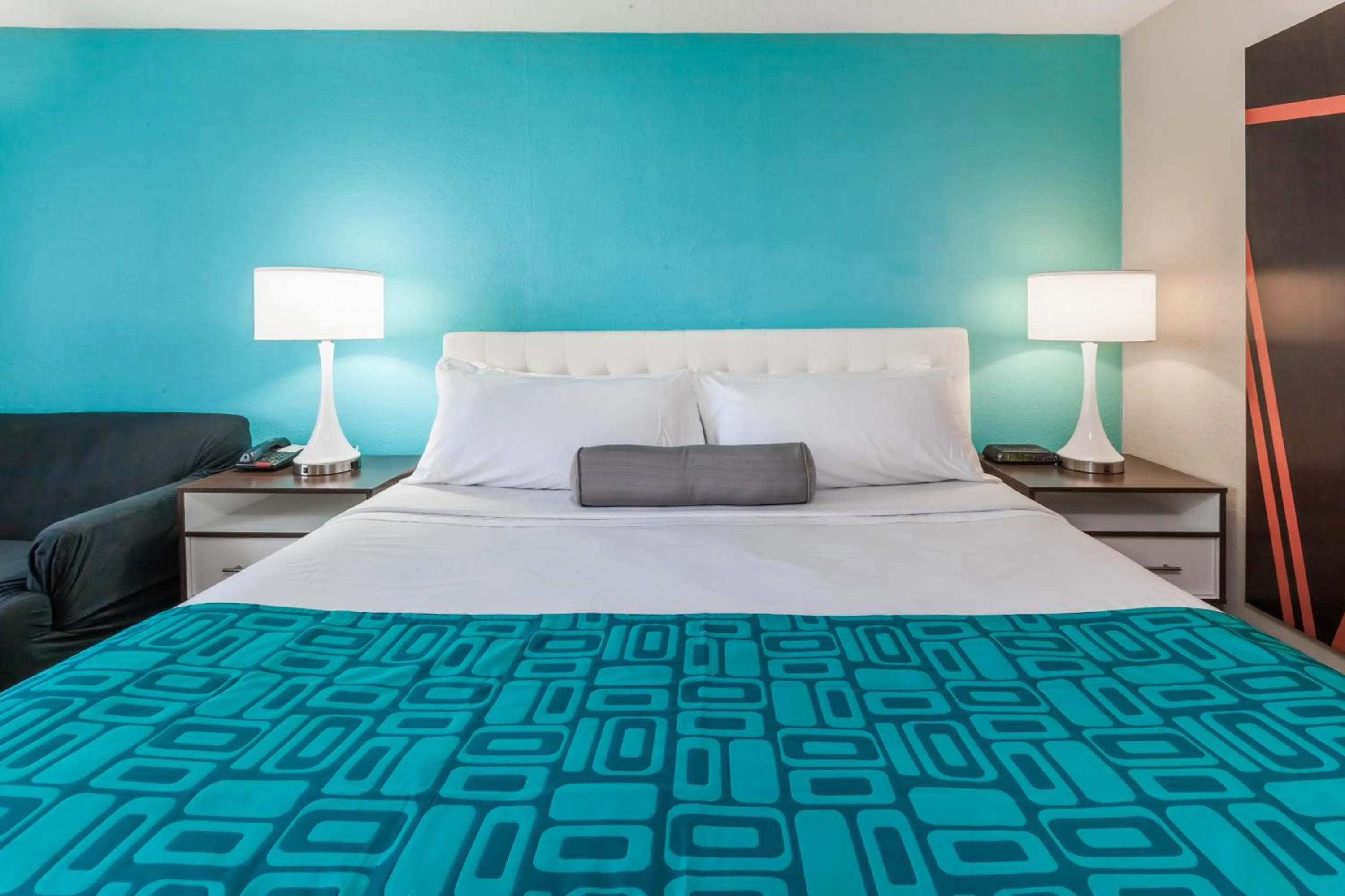 Bed in Howard Johnson by Wyndham Romulus Detroit Metro Airport