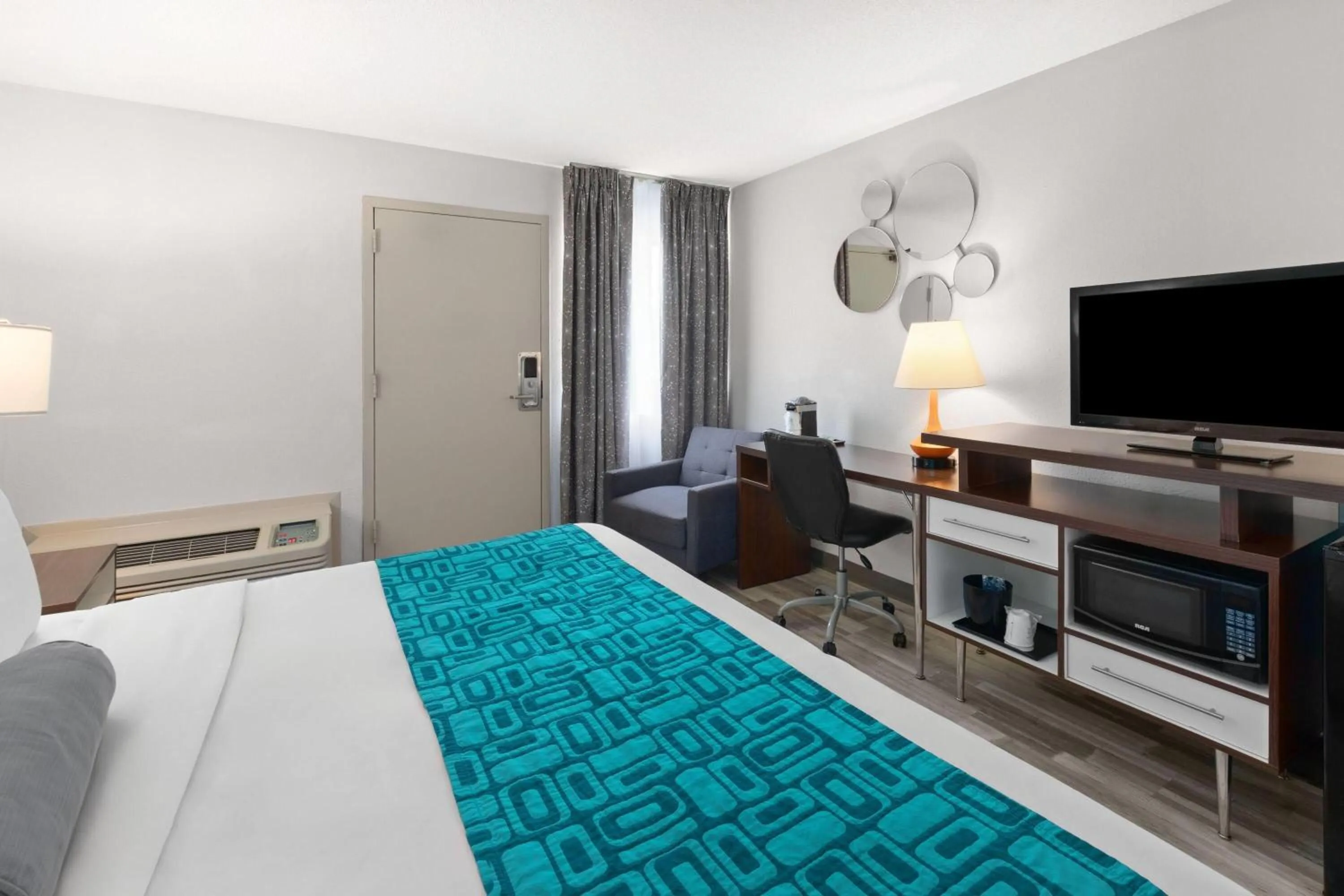 Photo of the whole room, Bed in Howard Johnson by Wyndham Romulus Detroit Metro Airport