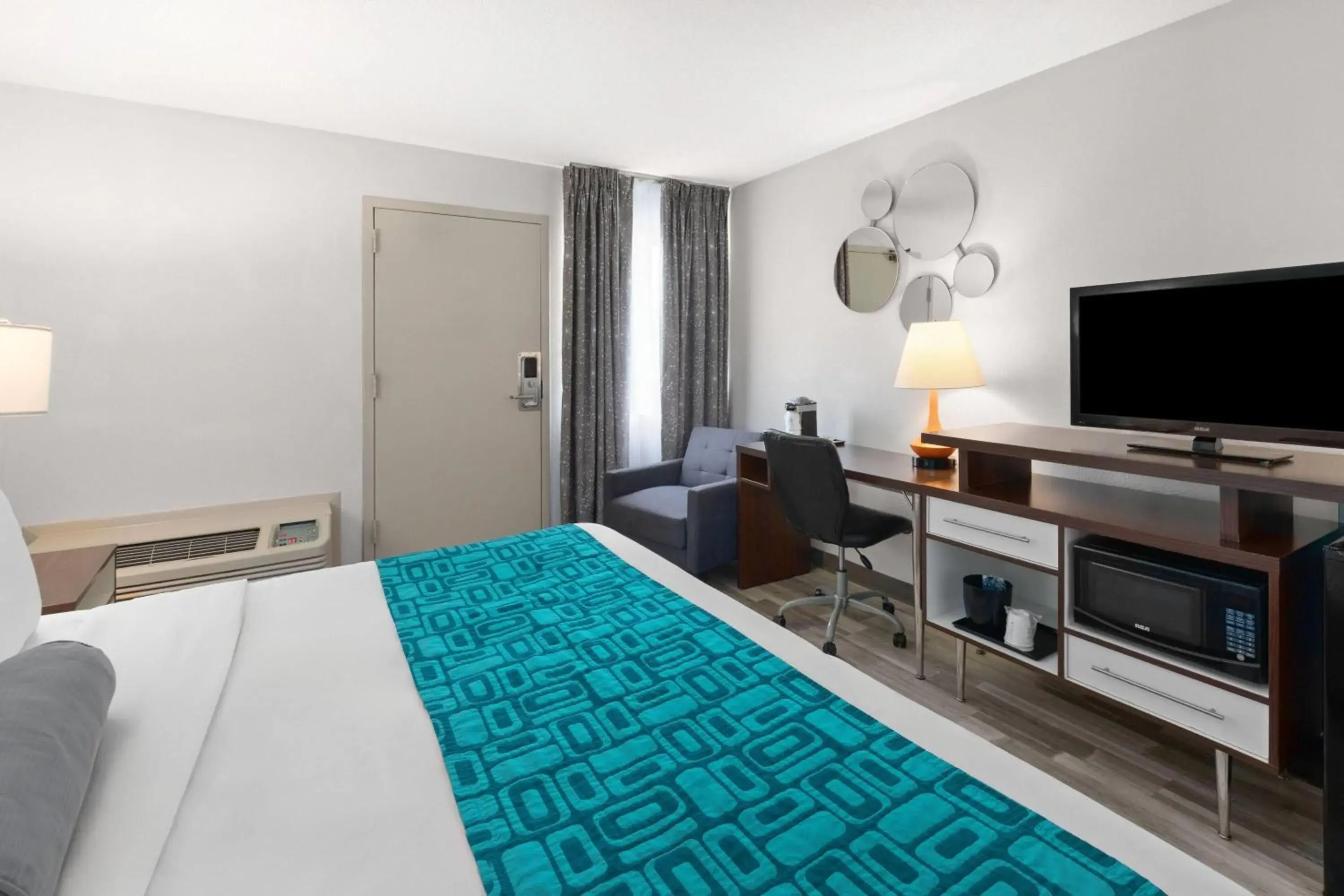 Photo of the whole room, Bed in Howard Johnson by Wyndham Romulus Detroit Metro Airport Photo of the whole room, Bed in Howard Johnson by Wyndham Romulus Detroit Metro Airport