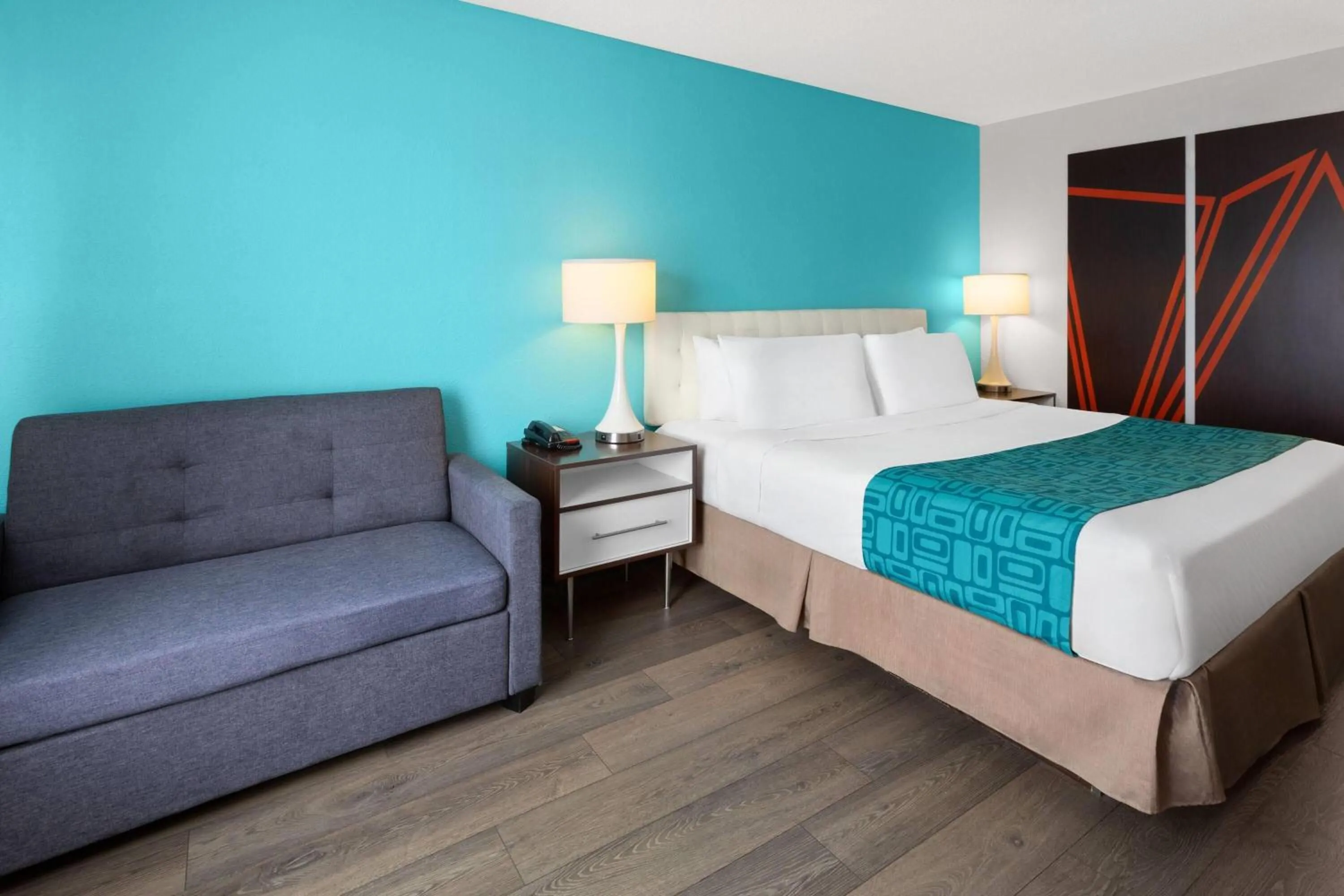 Photo of the whole room, Bed in Howard Johnson by Wyndham Romulus Detroit Metro Airport