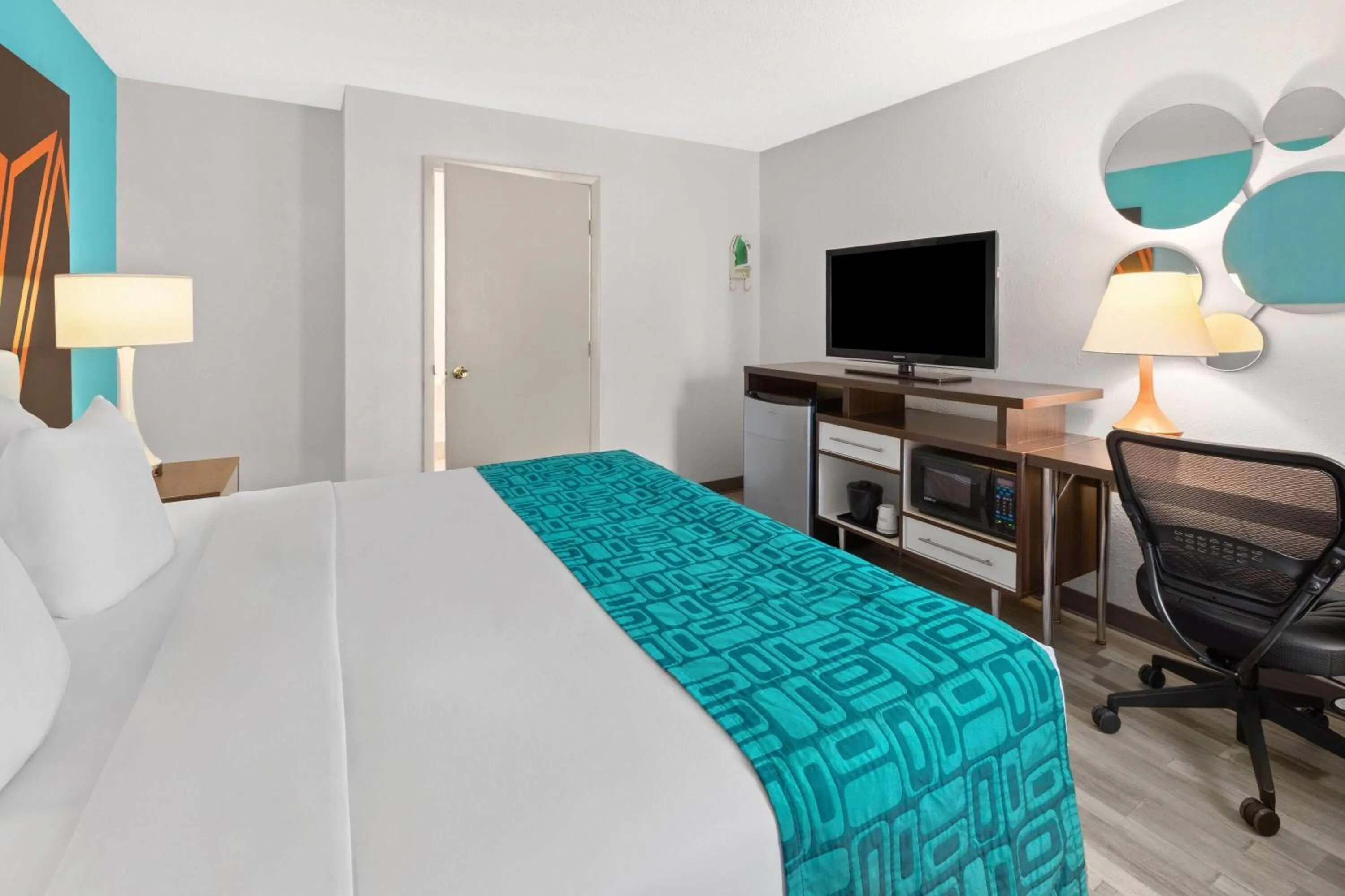 Photo of the whole room, Bed in Howard Johnson by Wyndham Romulus Detroit Metro Airport