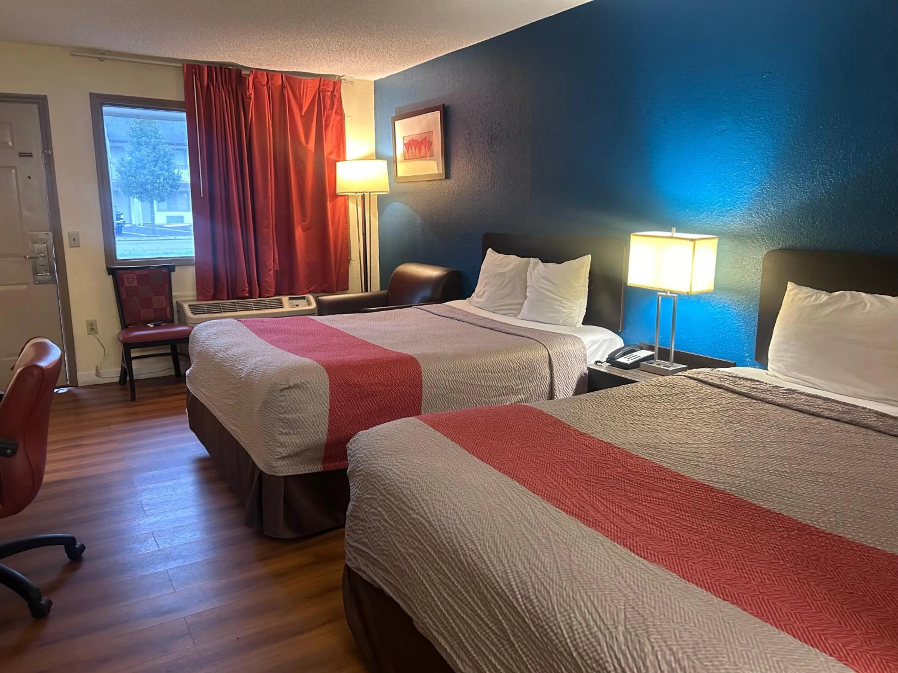 Bed in Americas Best Value Inn Dayton