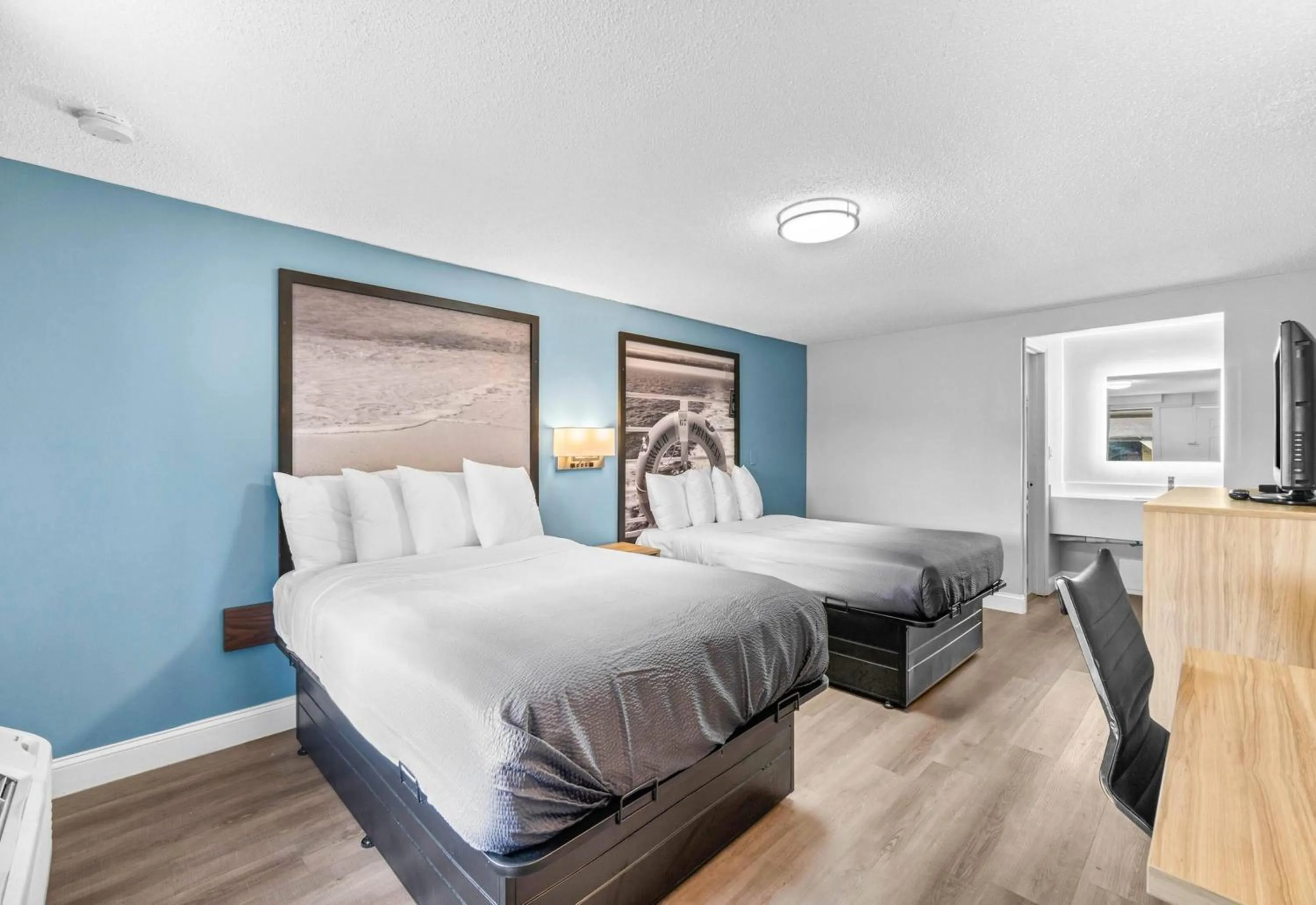 Photo of the whole room, Bed in Super 8 by Wyndham Lantana West Palm Beach