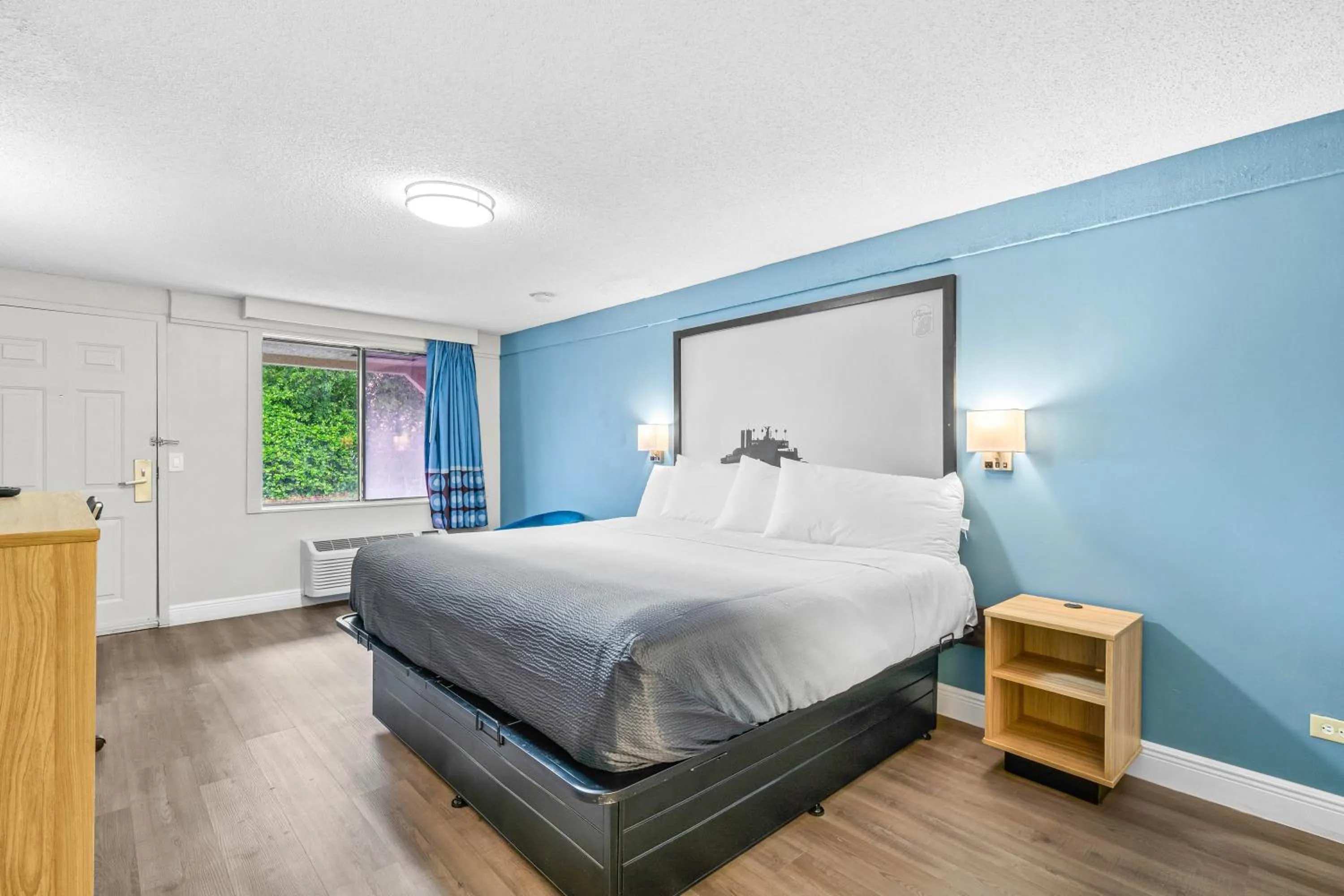 Bedroom, Bed in Super 8 by Wyndham Lantana West Palm Beach