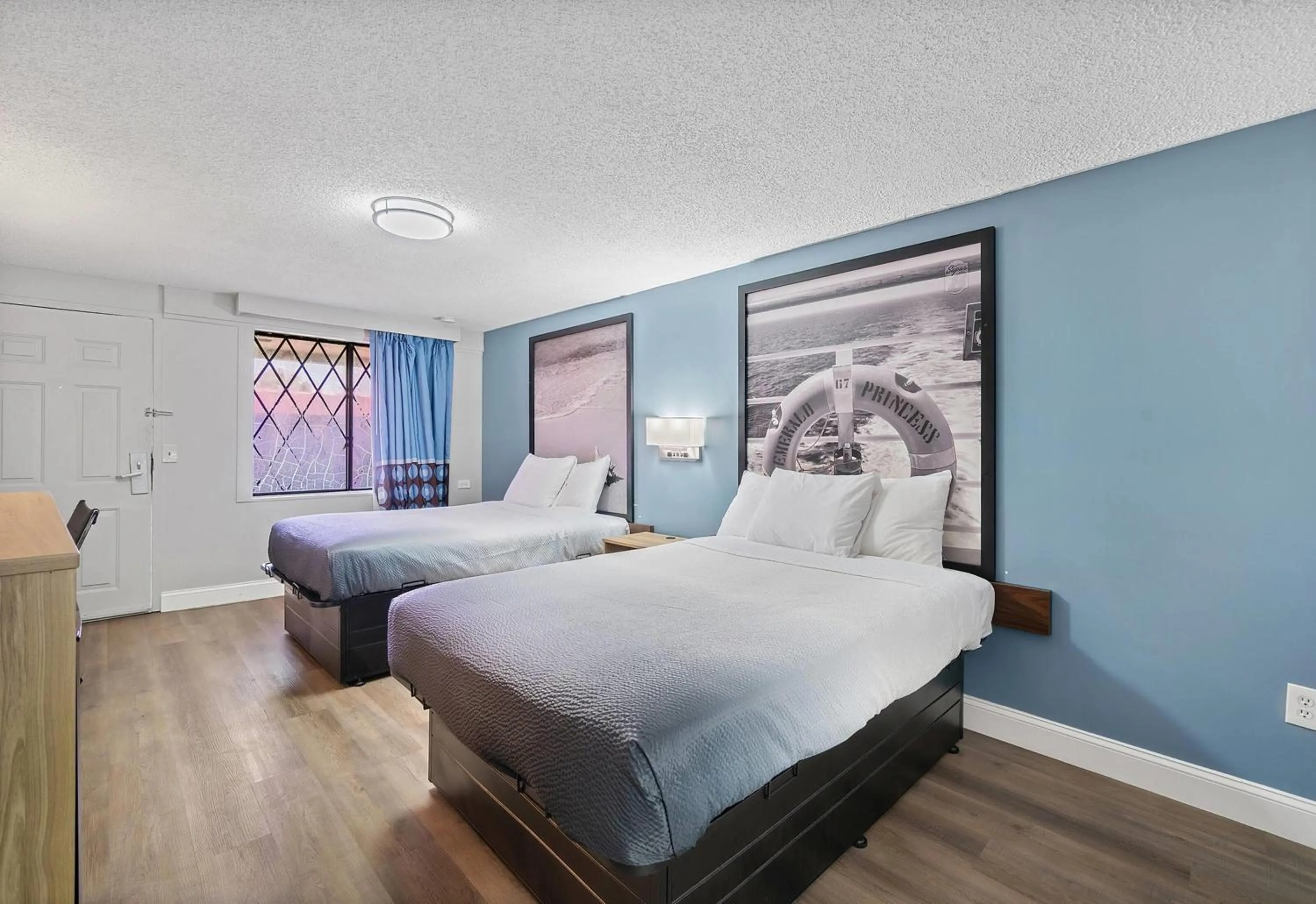 Photo of the whole room, Bed in Super 8 by Wyndham Lantana West Palm Beach