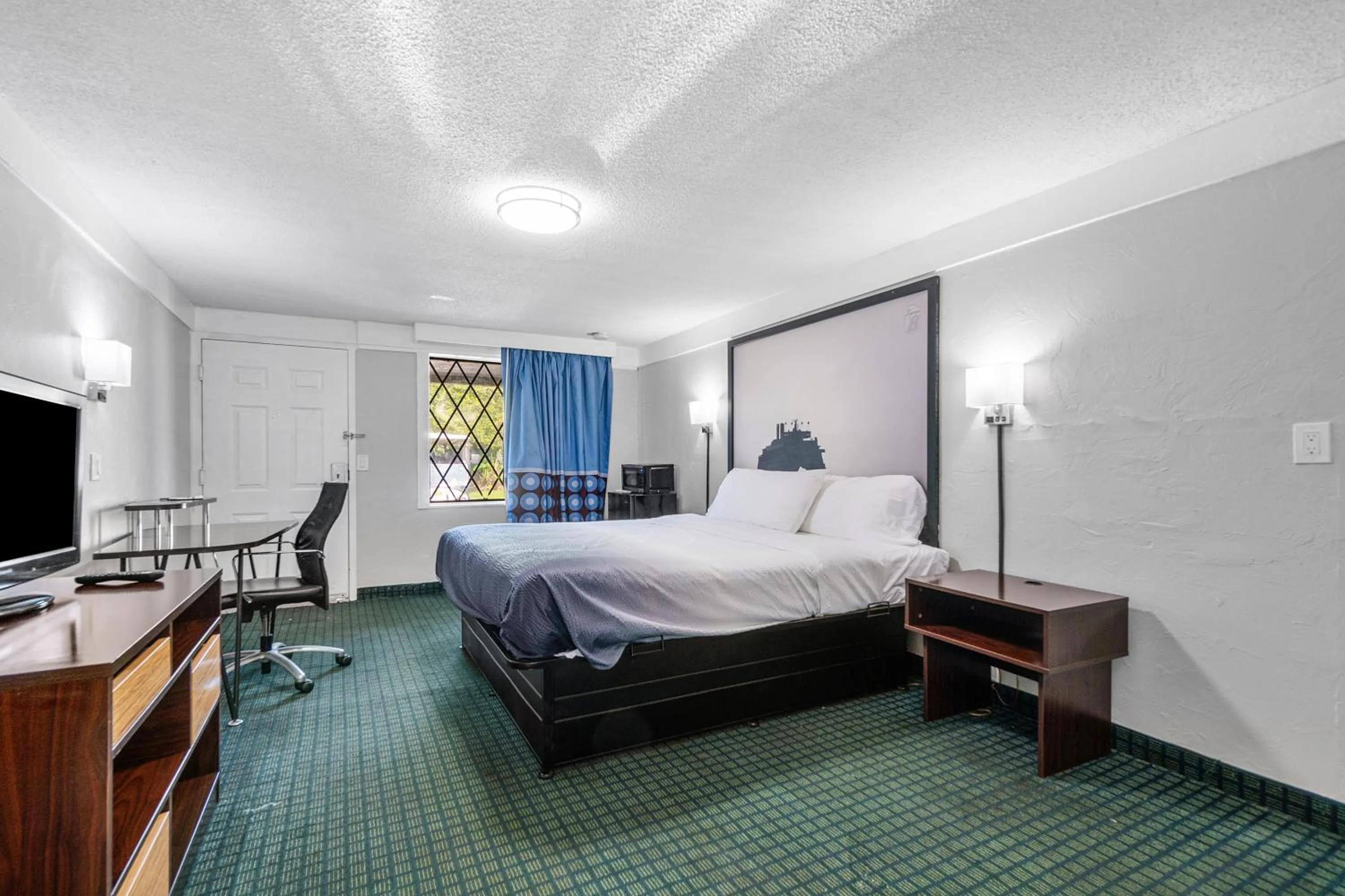 Bedroom, Bed in Super 8 by Wyndham Lantana West Palm Beach