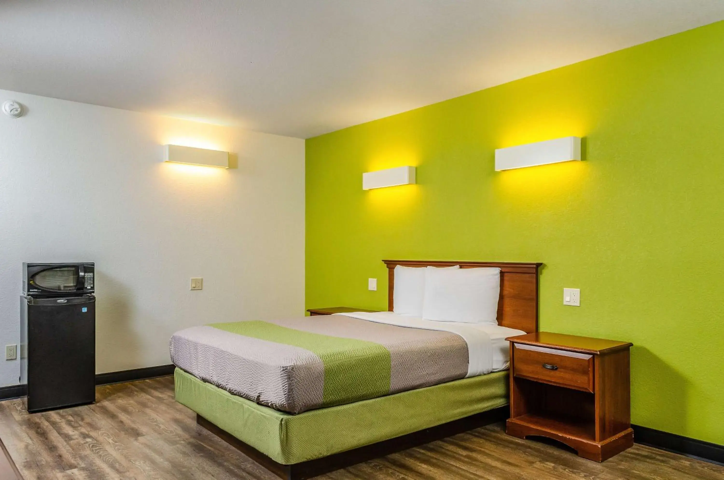 Deluxe King Room - Non-Smoking in Motel 6 Oakdale, Ca Deluxe King Room - Non-Smoking in Motel 6 Oakdale, Ca