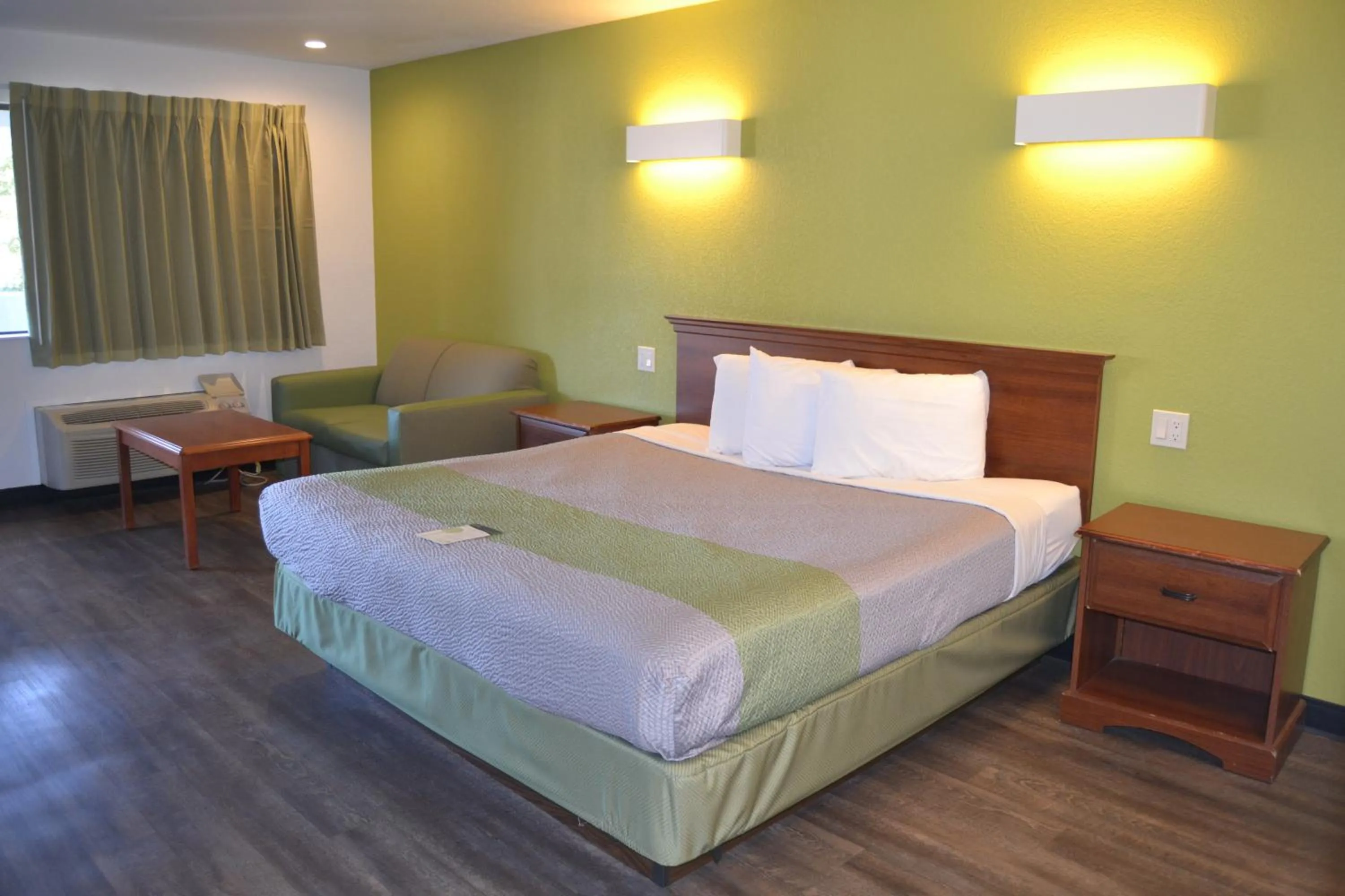 Photo of the whole room, Bed in Motel 6 Oakdale, Ca