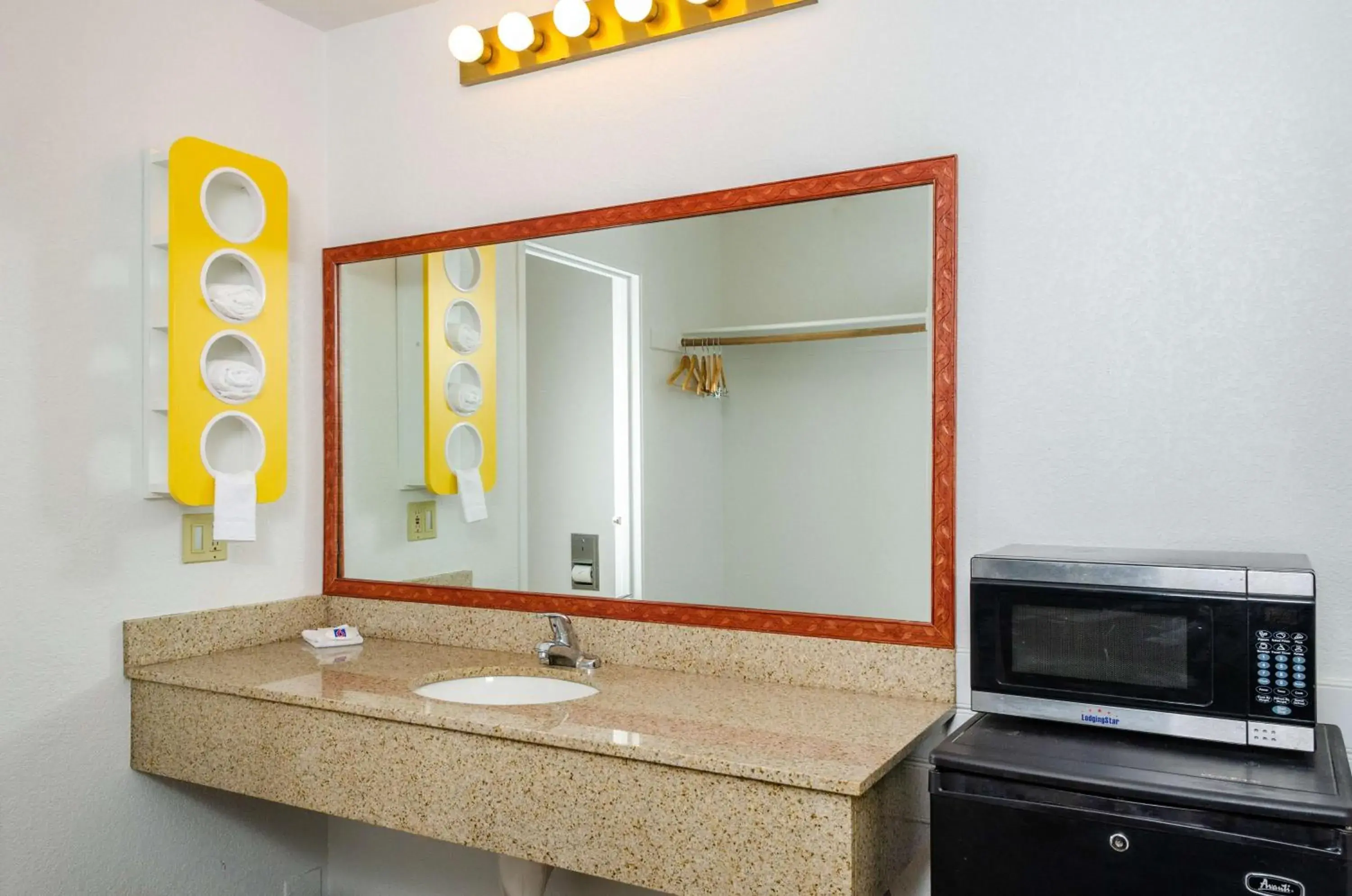 Deluxe King Room - Smoking in Motel 6 Oakdale, Ca Deluxe King Room - Smoking in Motel 6 Oakdale, Ca