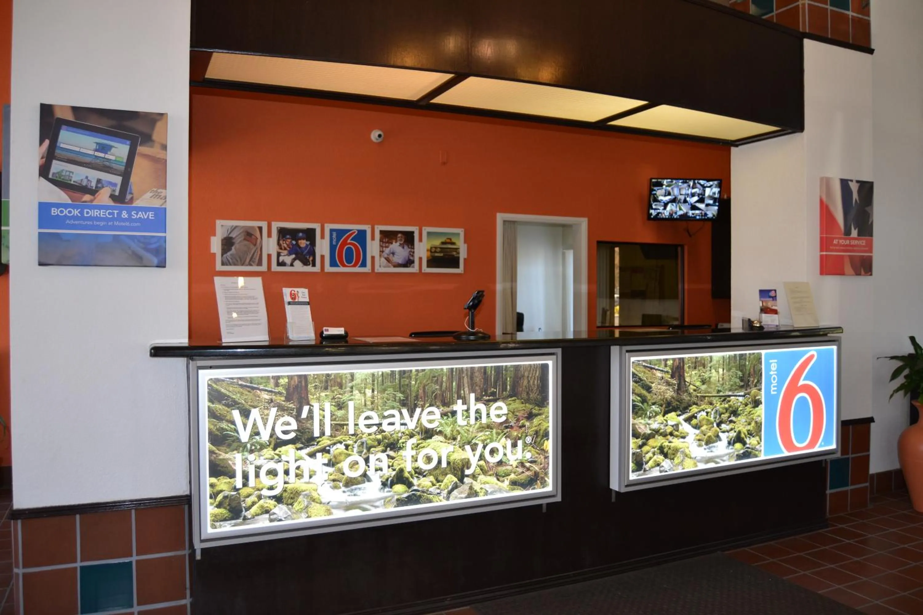 TV and multimedia in Motel 6 Oakdale, Ca