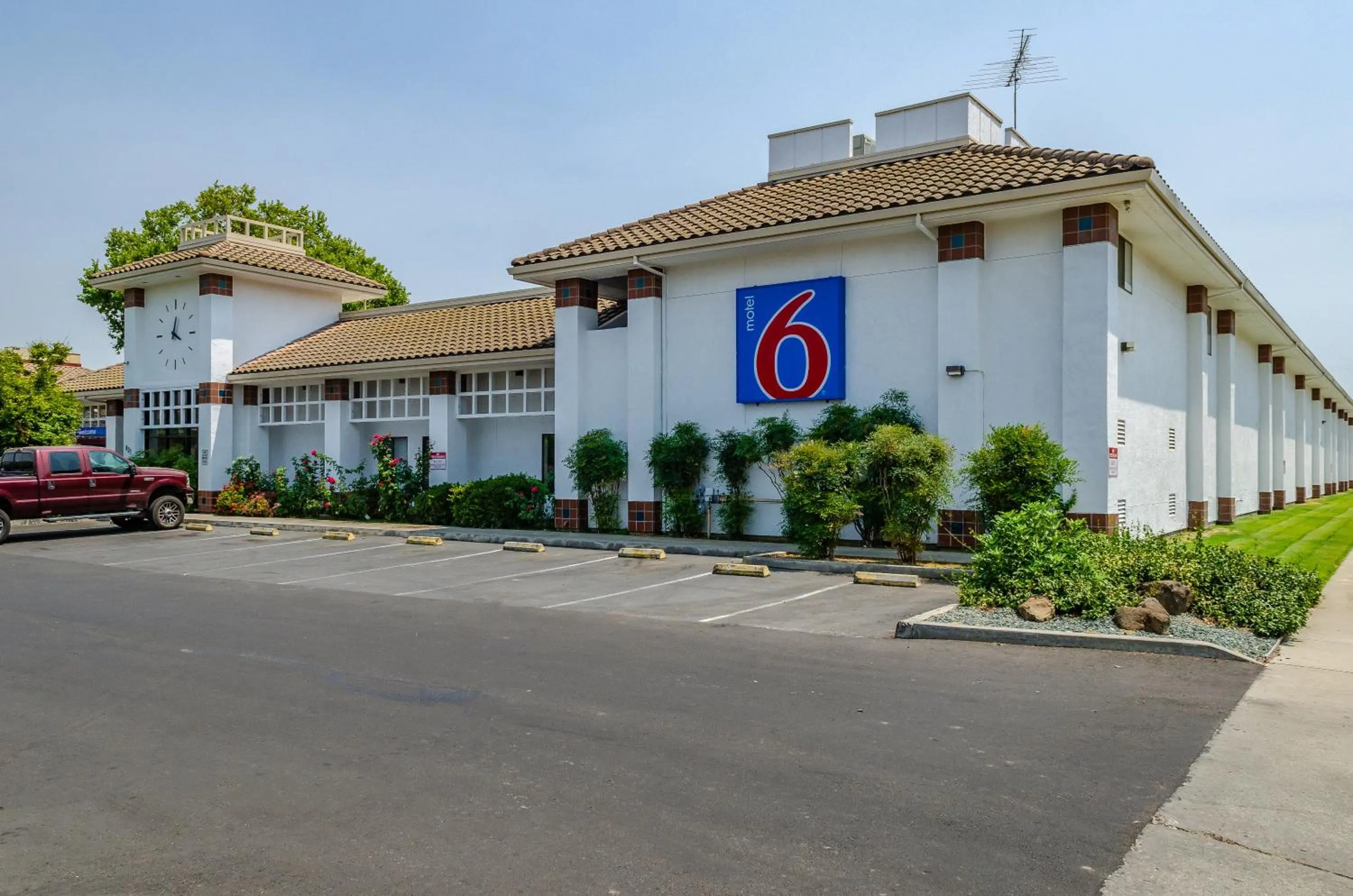 Property building in Motel 6 Oakdale, Ca