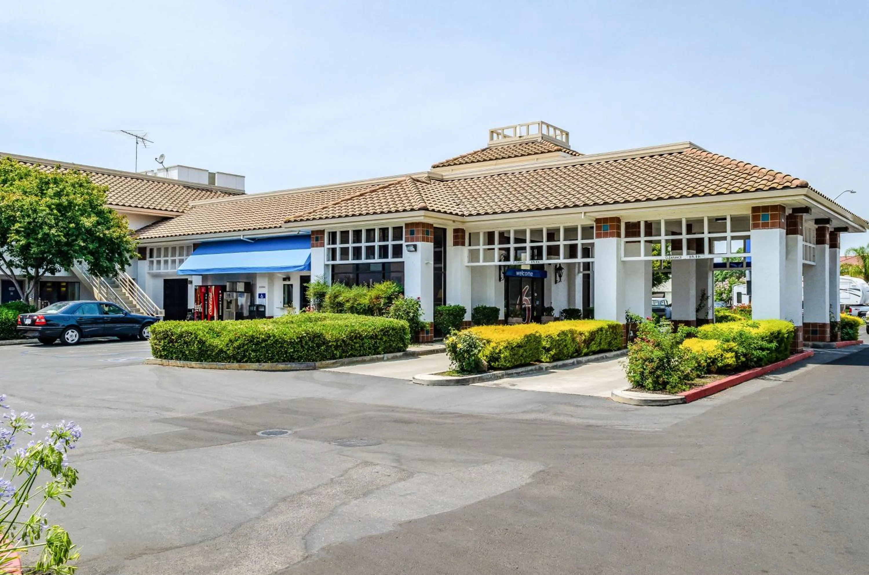 Property building in Motel 6 Oakdale, Ca