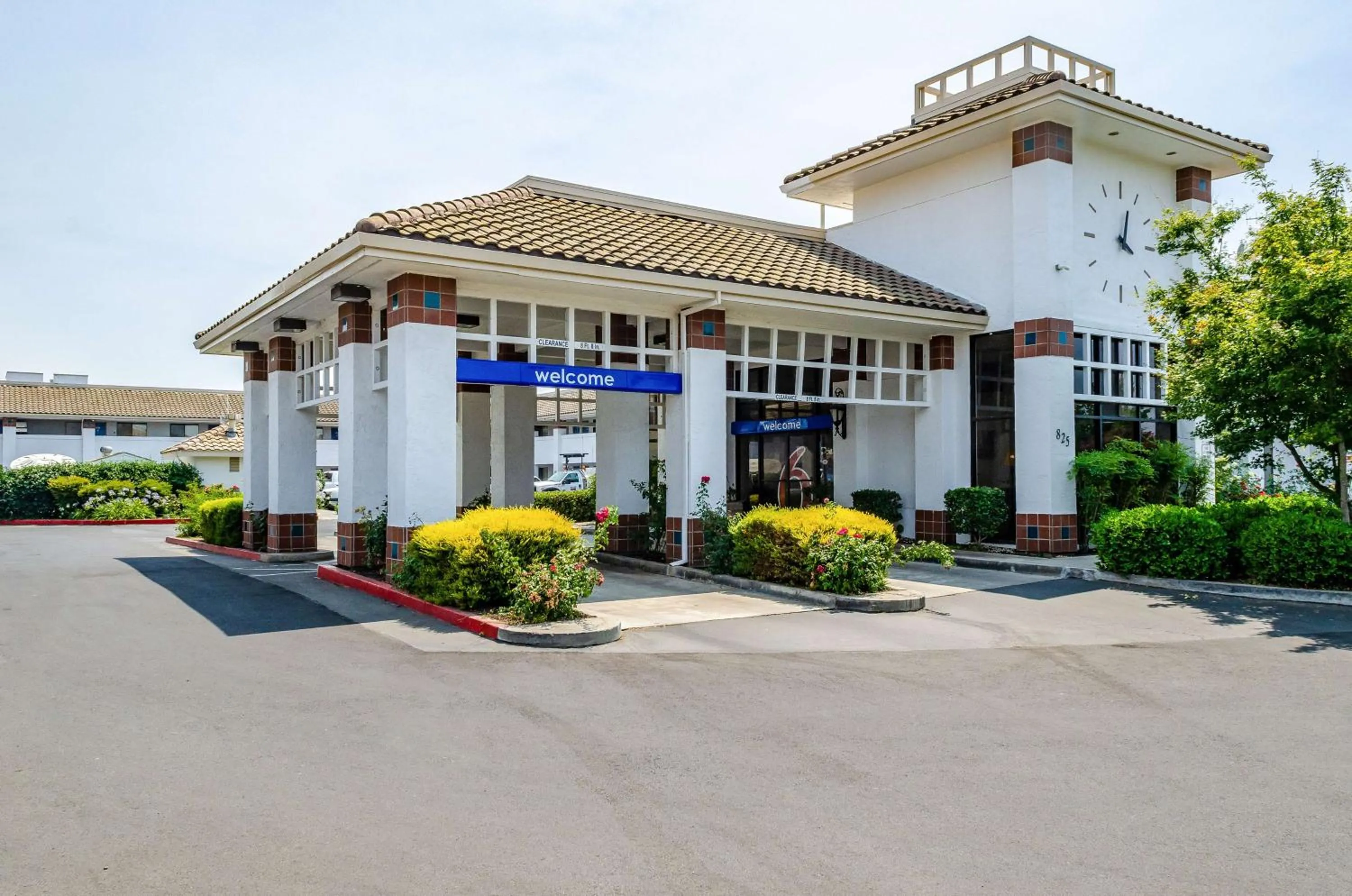 Property building in Motel 6 Oakdale, Ca