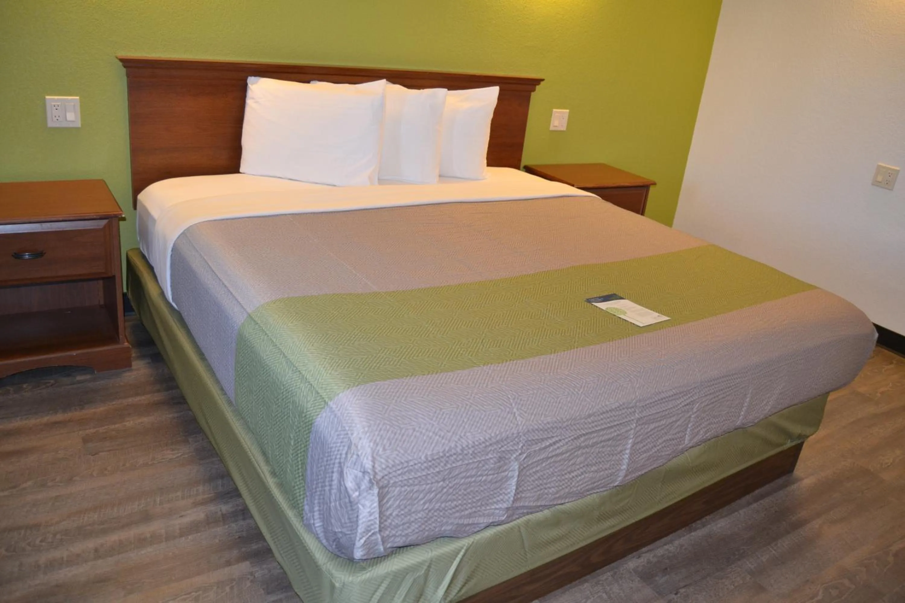 Photo of the whole room, Bed in Motel 6 Oakdale, Ca