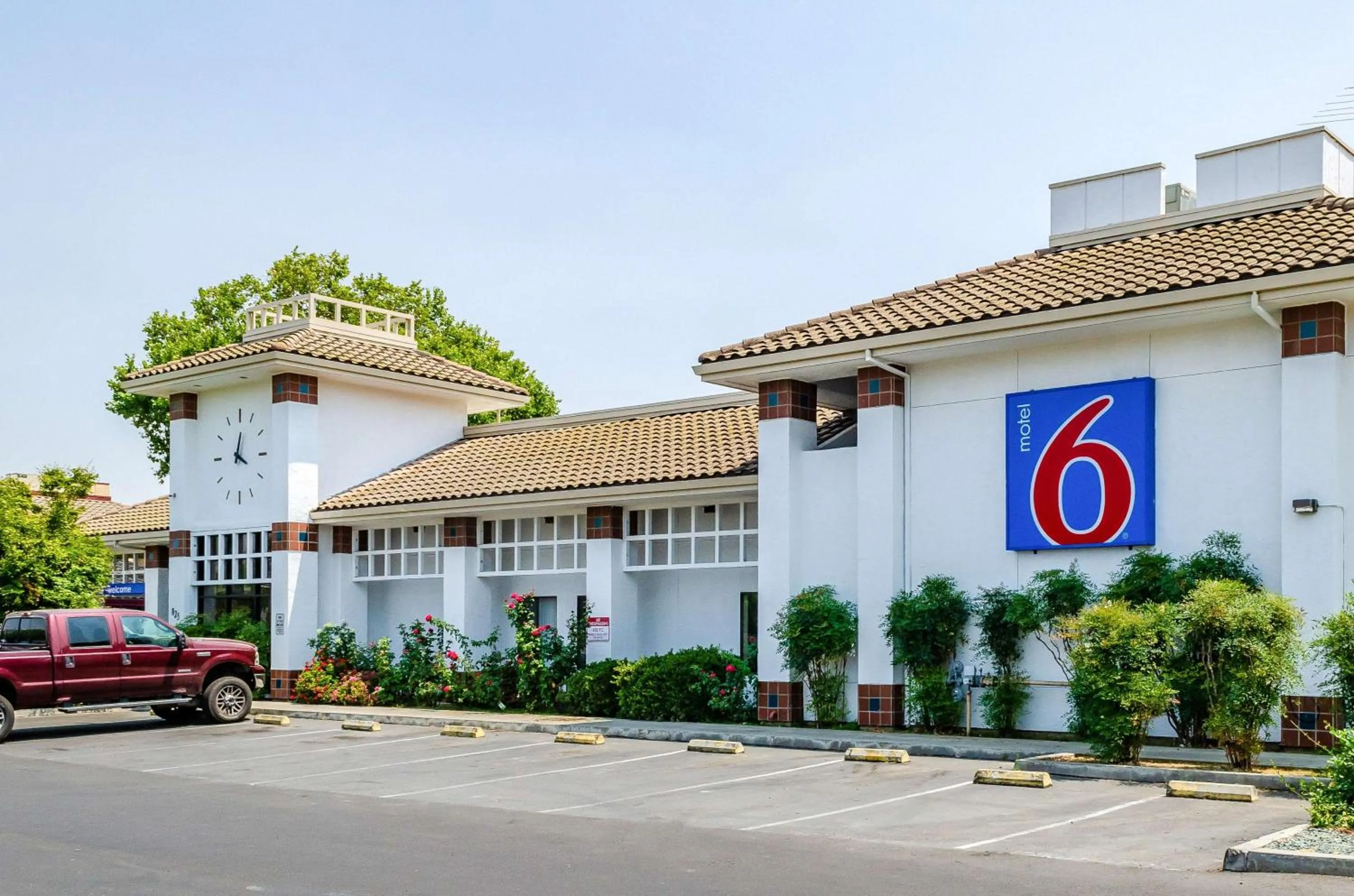 Property building in Motel 6 Oakdale, Ca