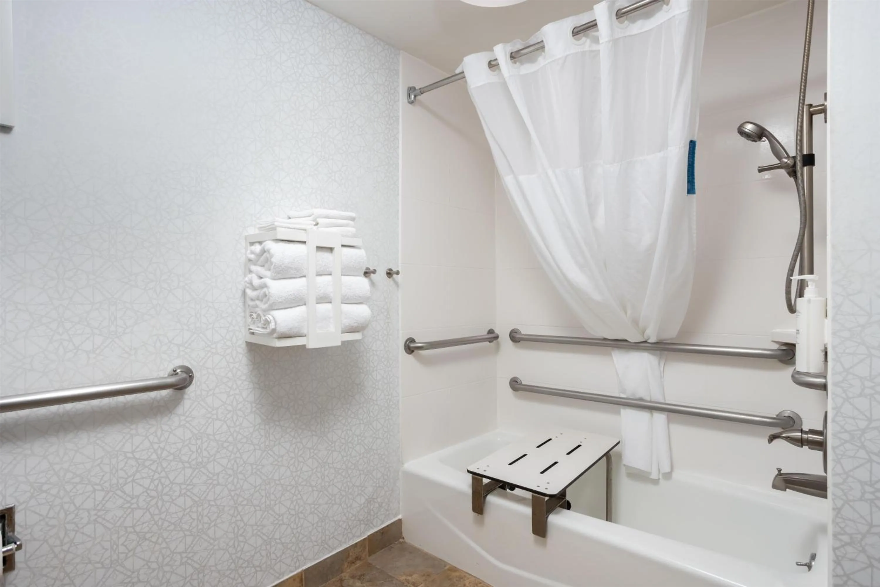 Bathroom in Hampton Inn Carrollton KY