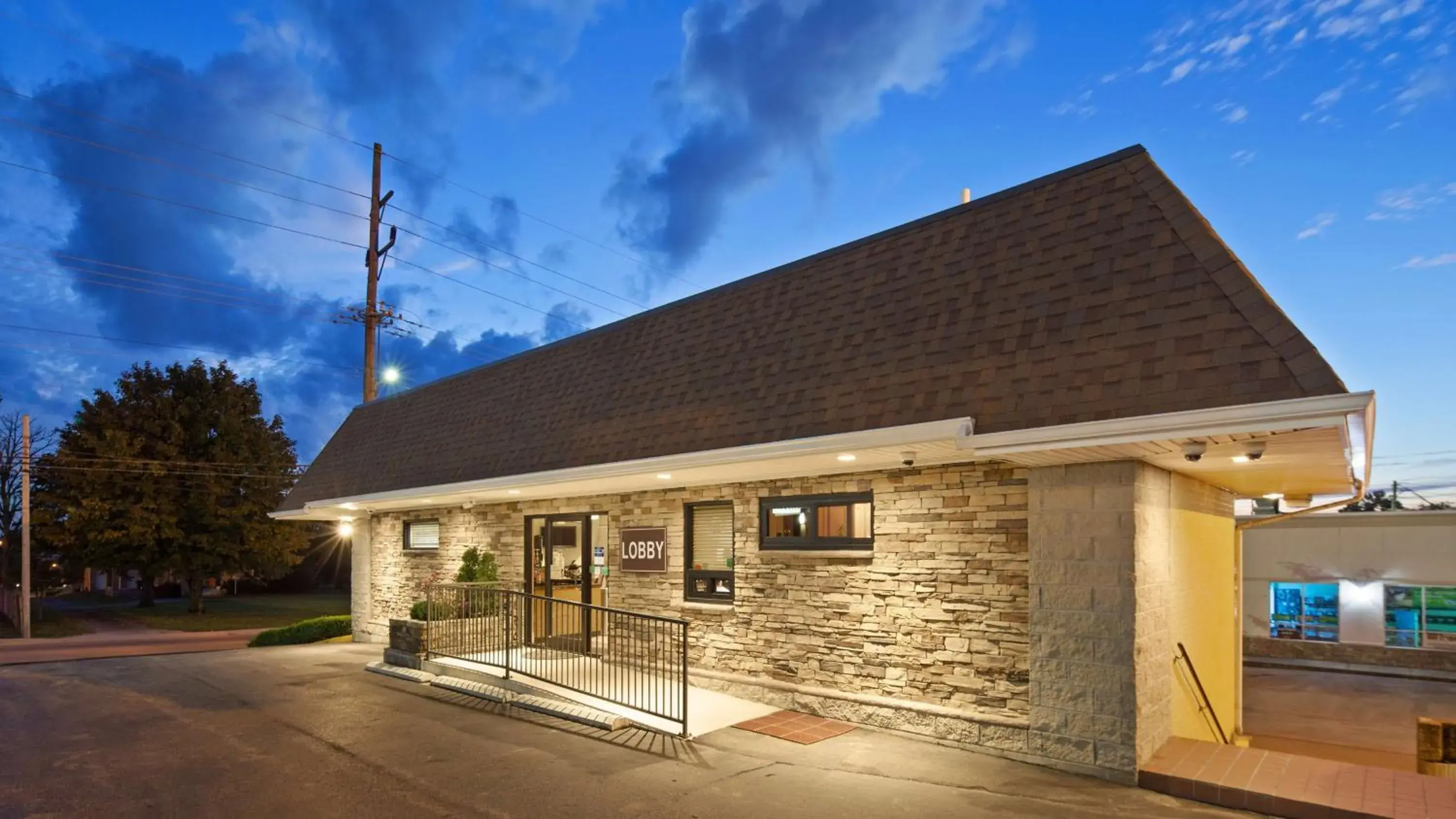 Property building in Best Western Winchester Hotel Property building in Best Western Winchester Hotel