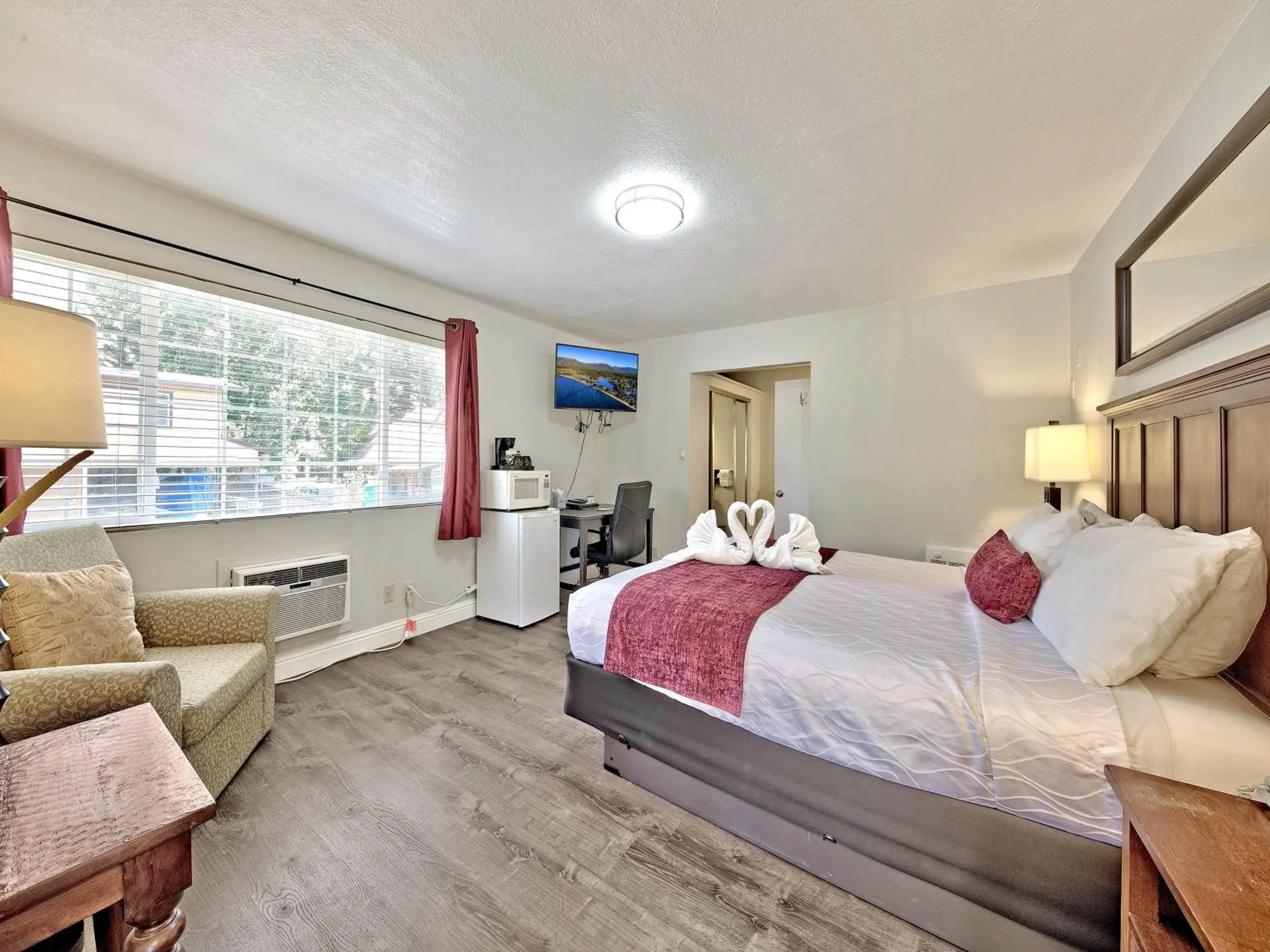 Photo of the whole room, Bed in Heavenly Inn Lake Tahoe