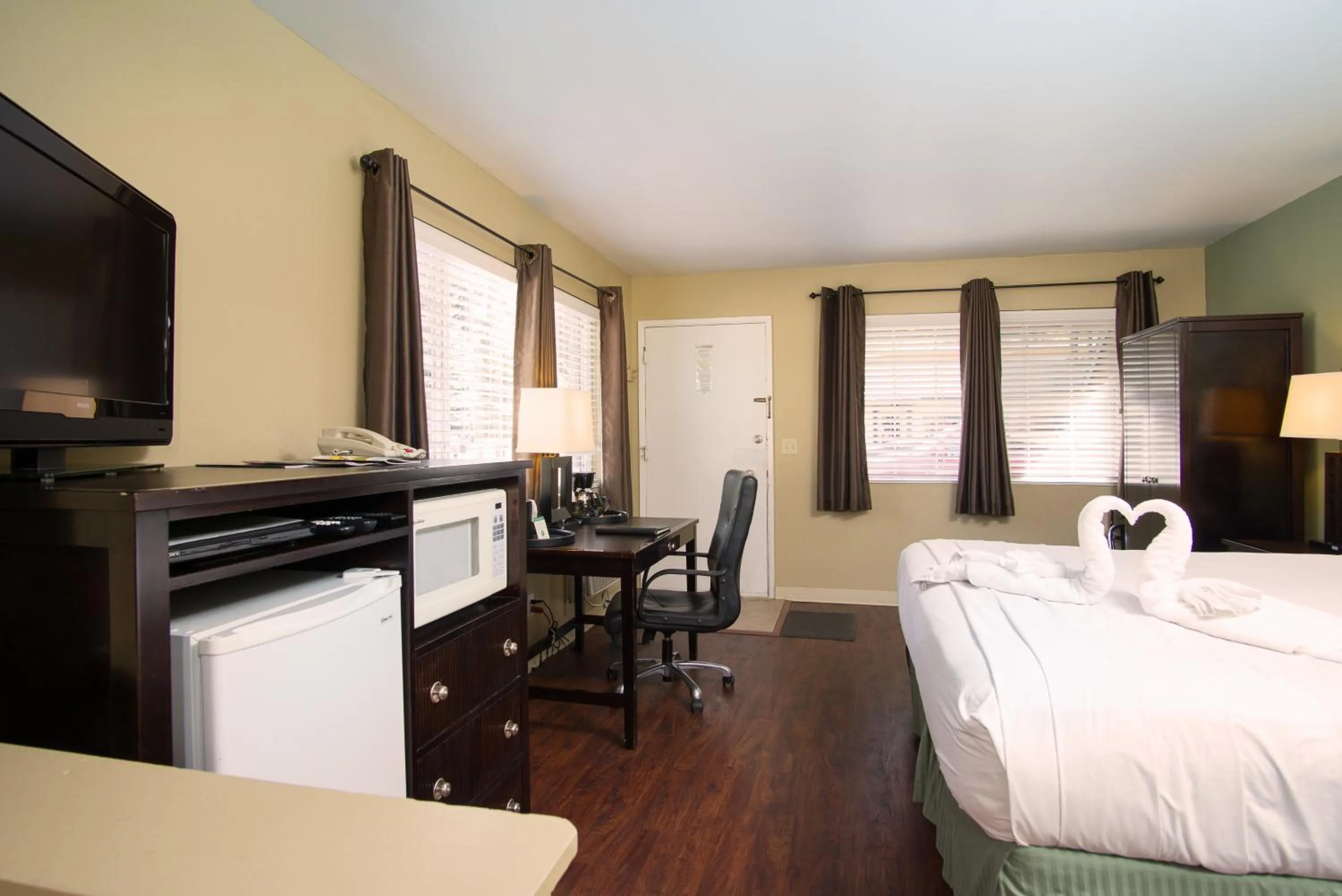 Photo of the whole room, Bed in Heavenly Inn Lake Tahoe
