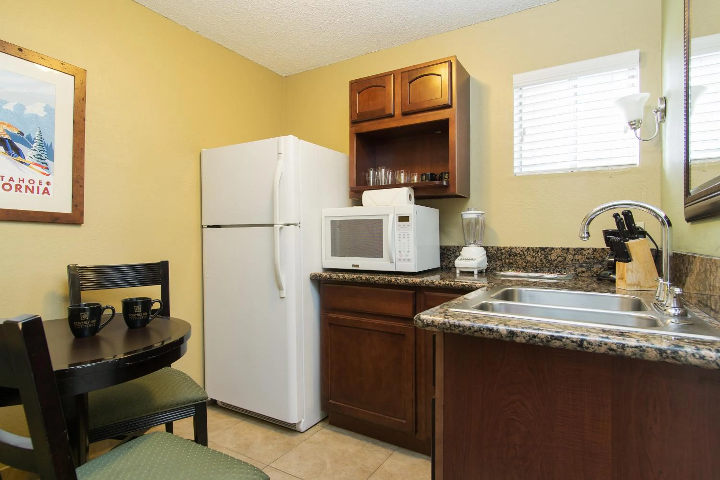 Kitchen or kitchenette in Heavenly Inn Lake Tahoe