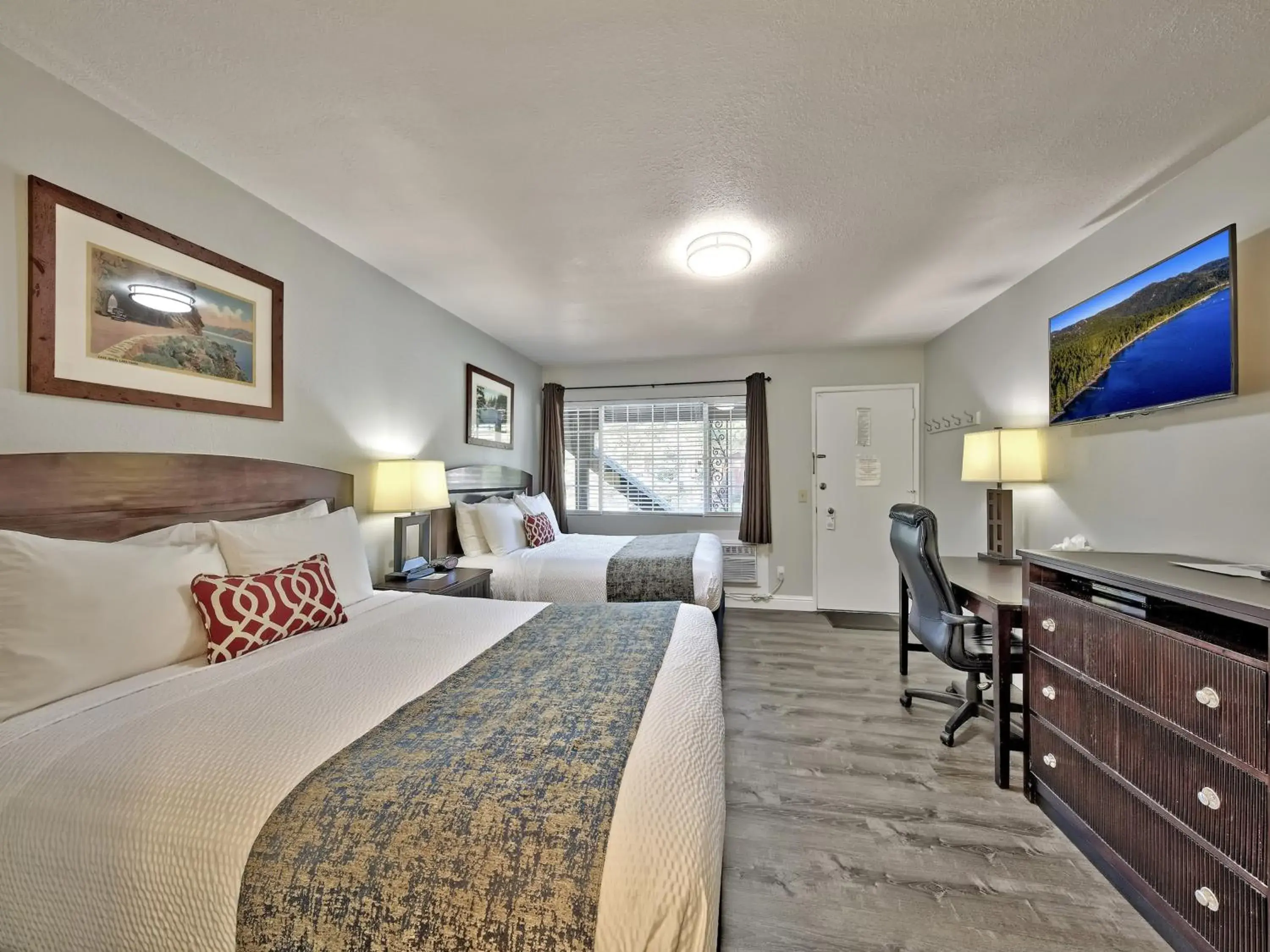 Photo of the whole room, Bed in Heavenly Inn Lake Tahoe Photo of the whole room, Bed in Heavenly Inn Lake Tahoe