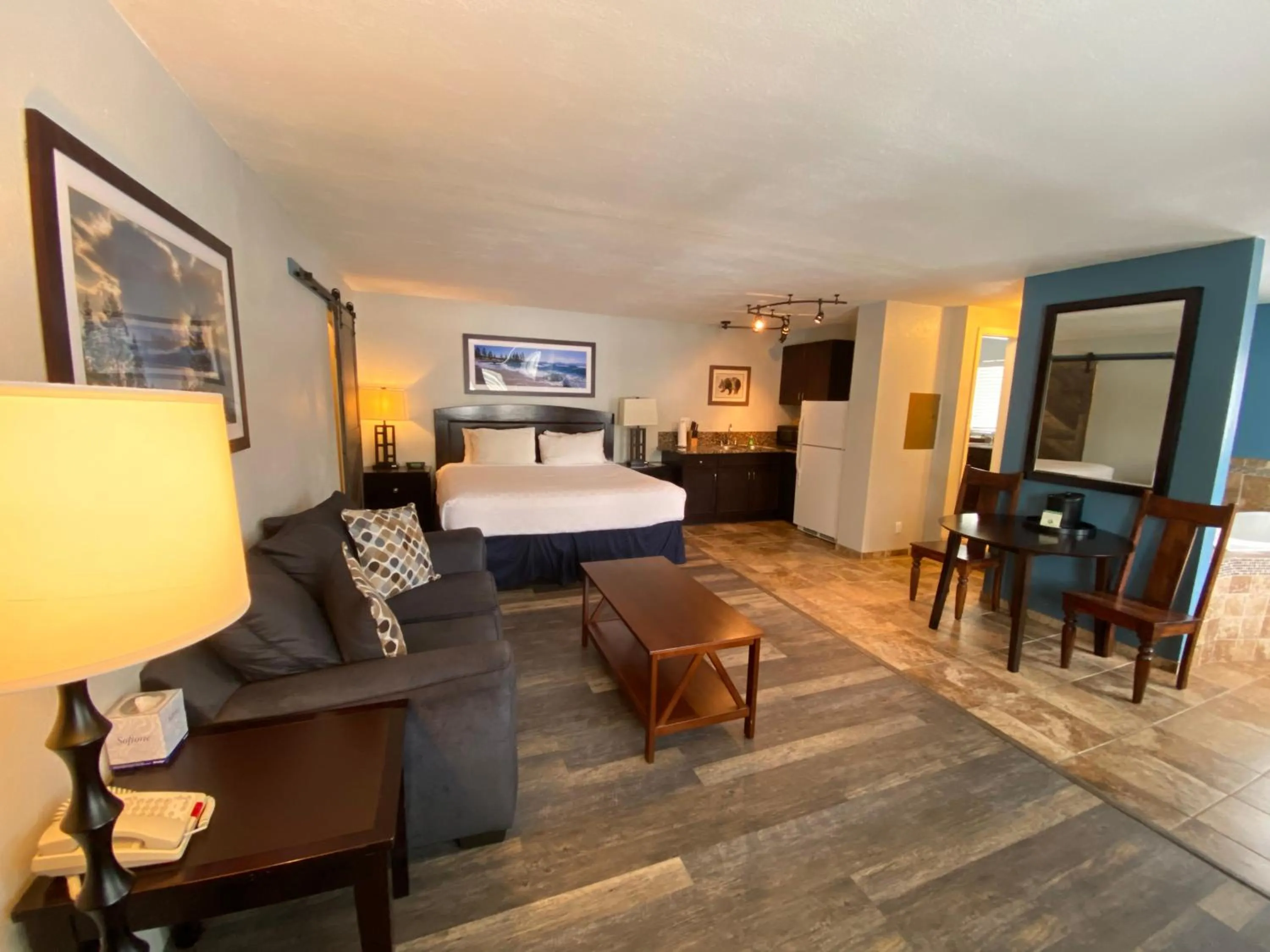 Photo of the whole room, Bed in Heavenly Inn Lake Tahoe