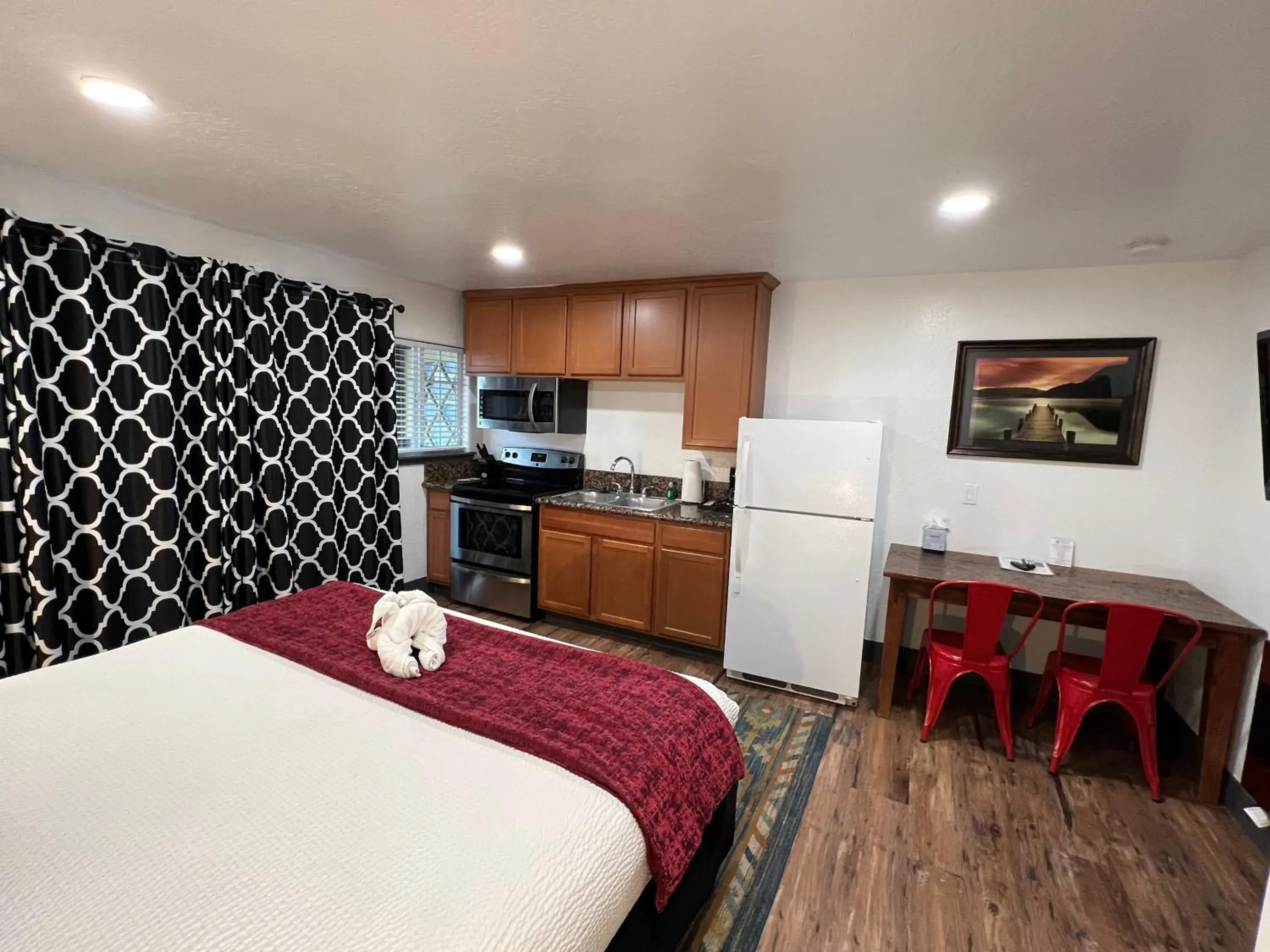 View (from property/room), Bed in Heavenly Inn Lake Tahoe View (from property/room), Bed in Heavenly Inn Lake Tahoe