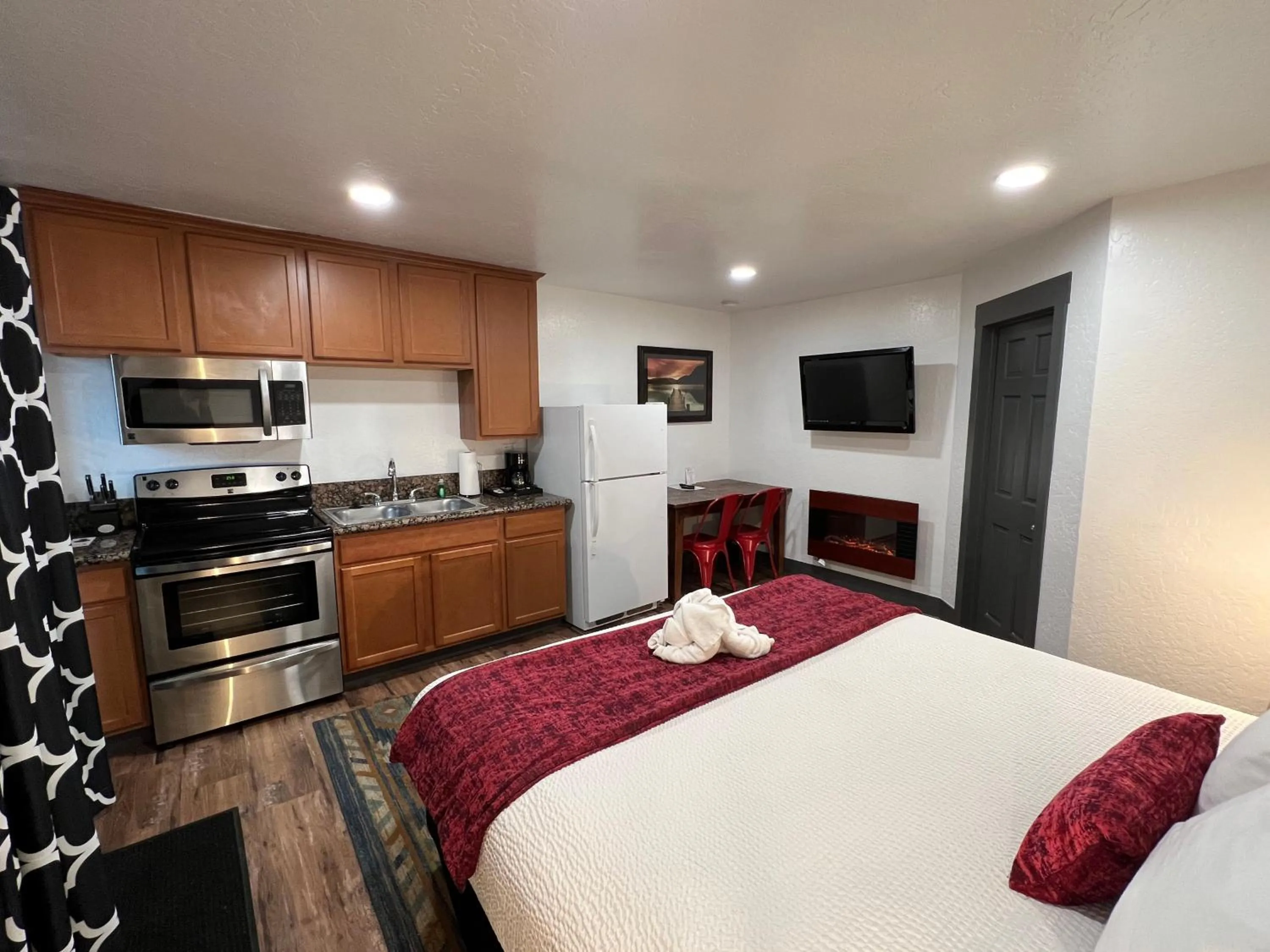 kitchen, Bed in Heavenly Inn Lake Tahoe