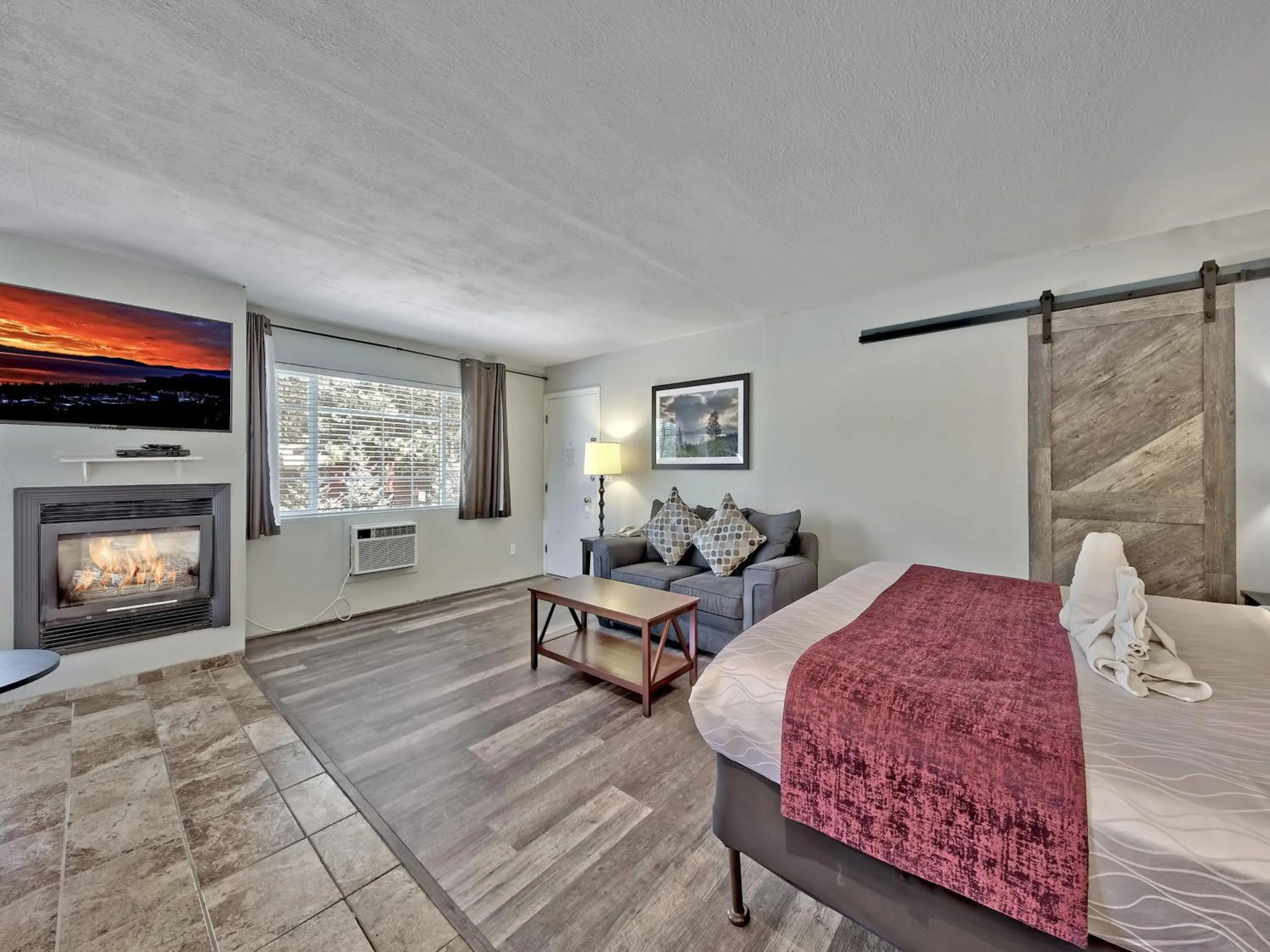 Photo of the whole room, Bed in Heavenly Inn Lake Tahoe